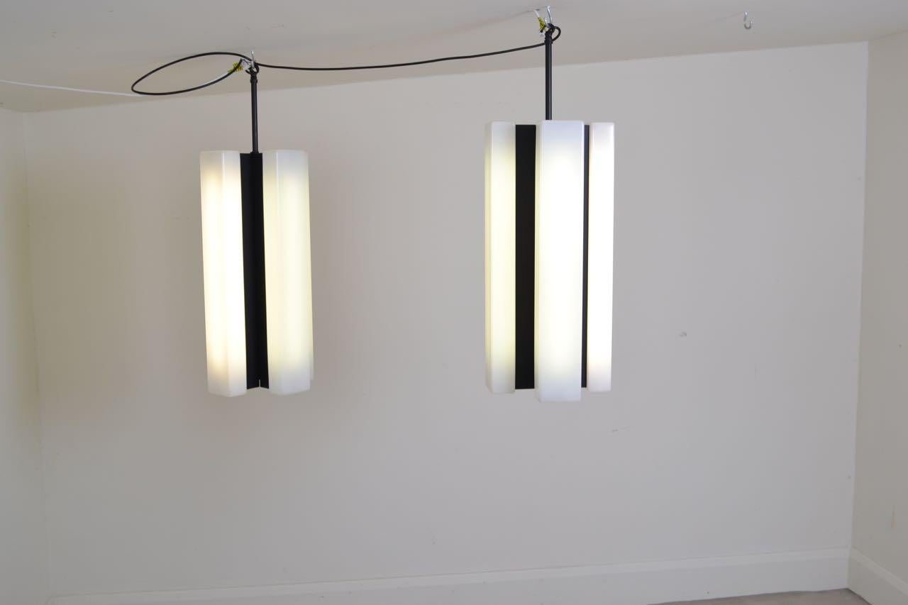 Mid-Century Modern Pair of Black and White Modernist Pendant Lights, Italy, 1970 For Sale