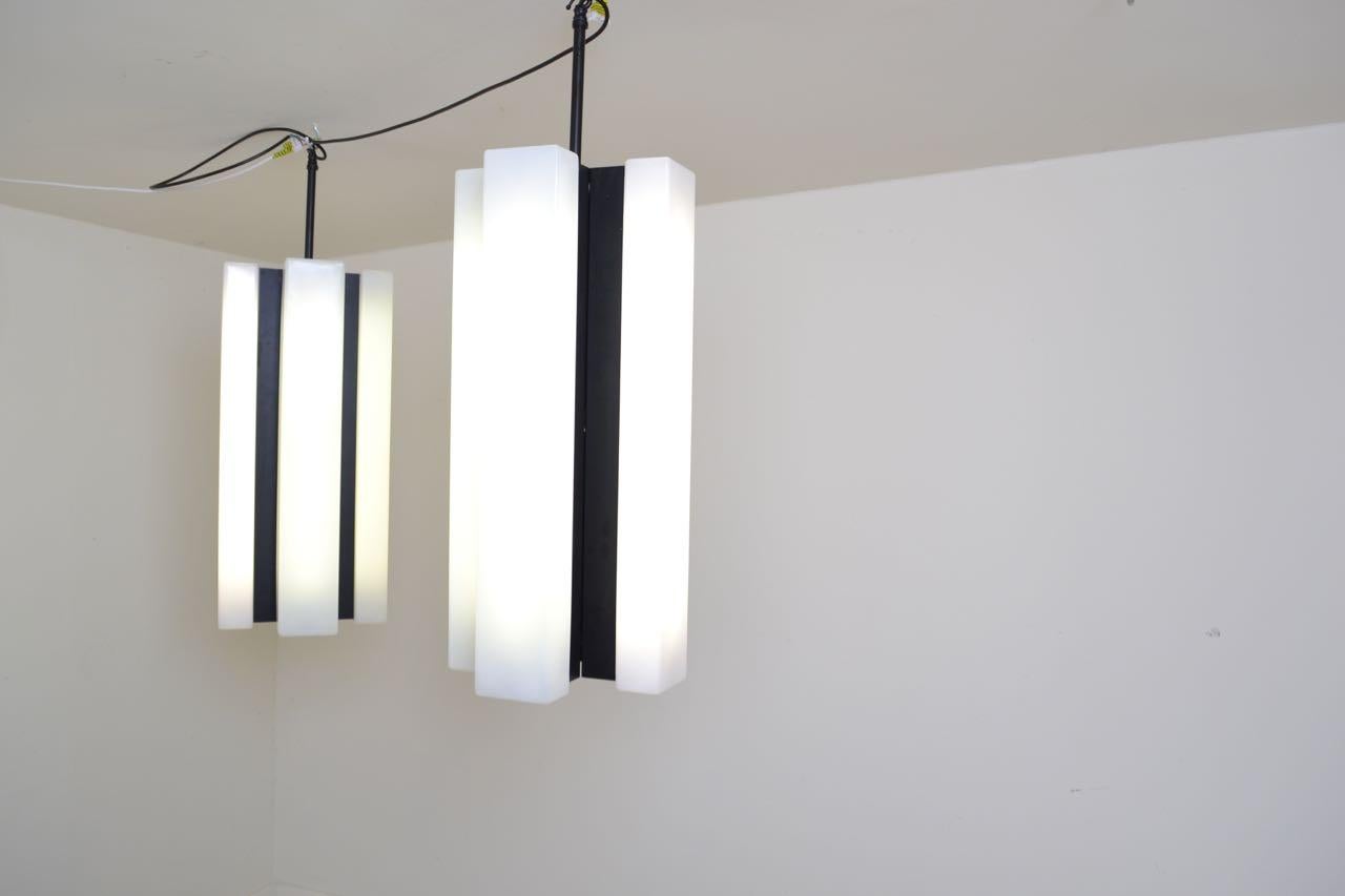 Pair of Black and White Modernist Pendant Lights, Italy, 1970 In Good Condition For Sale In Wargrave, Berkshire
