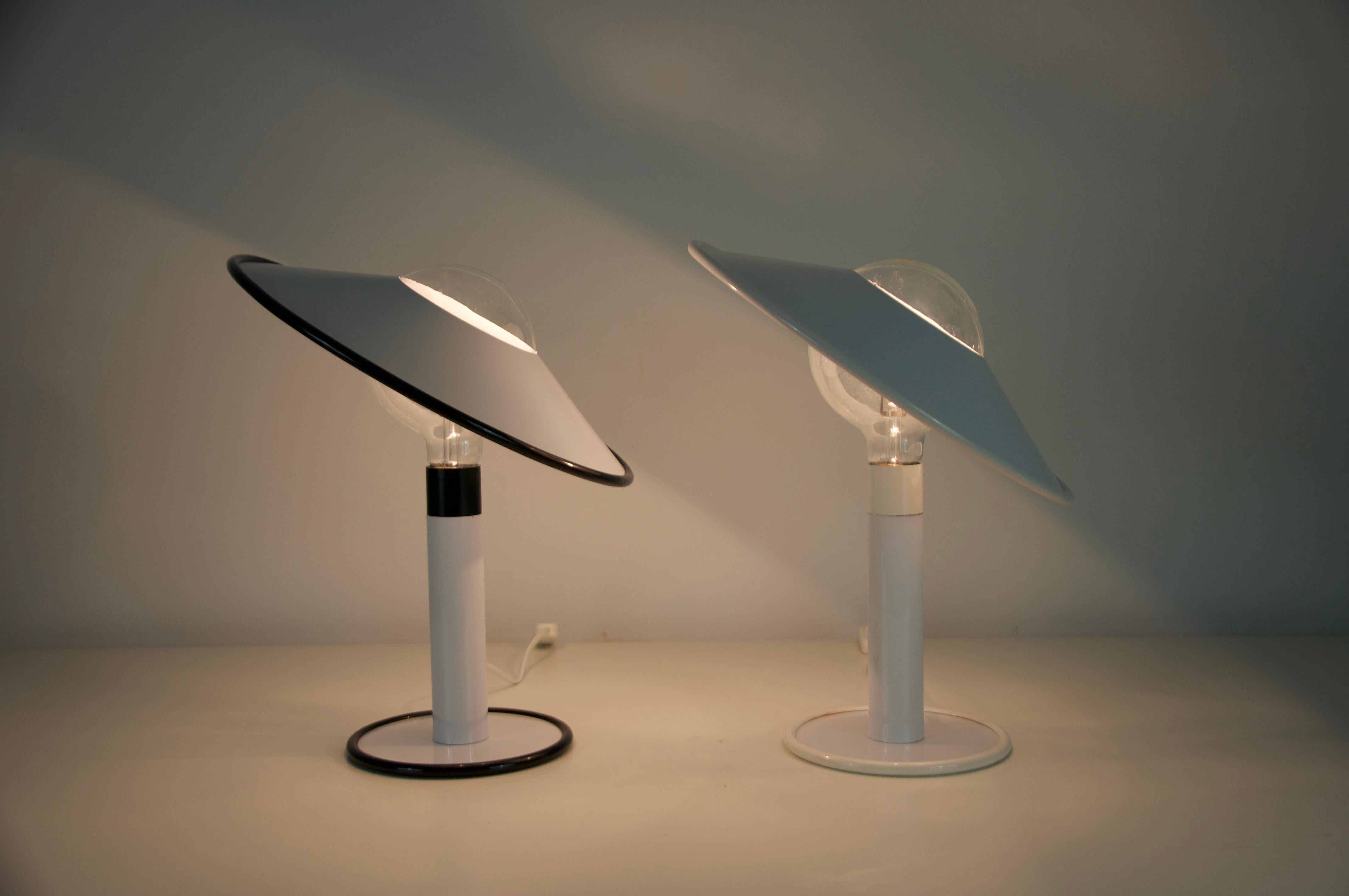 Paire de lampes de table noires et blanches, Italie, années 1980 en vente 3