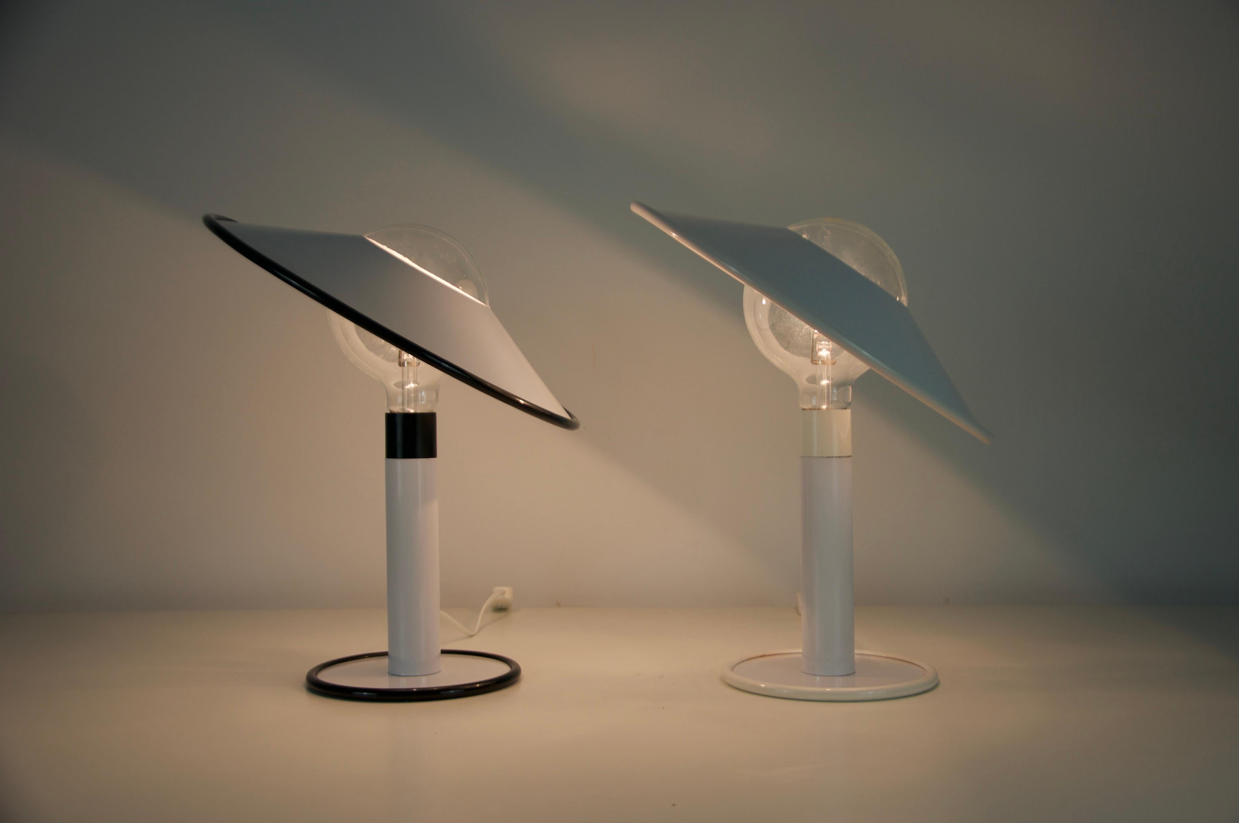 Paire de lampes de table noires et blanches, Italie, années 1980 en vente 4