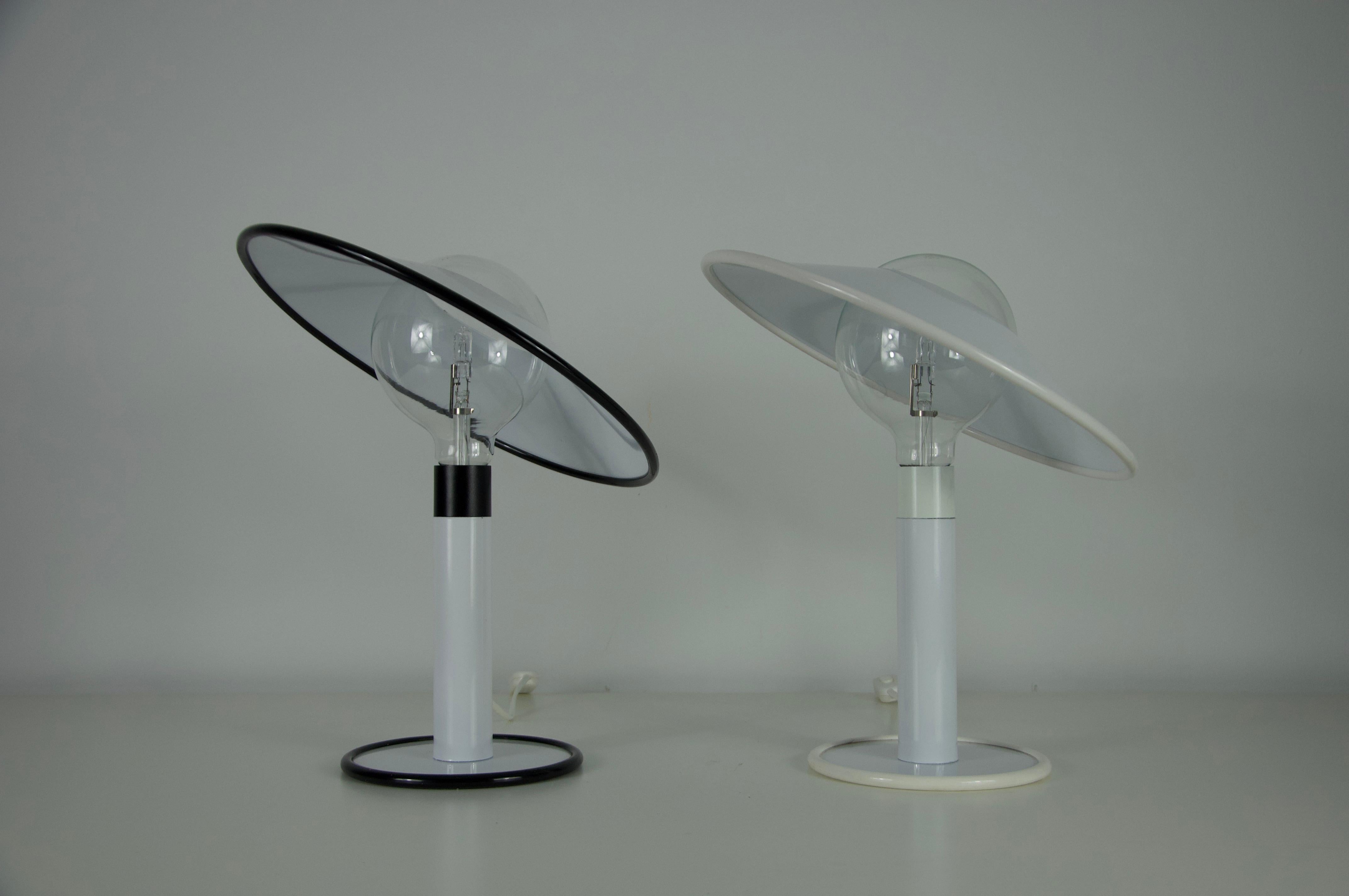 Postmoderne Paire de lampes de table noires et blanches, Italie, années 1980 en vente