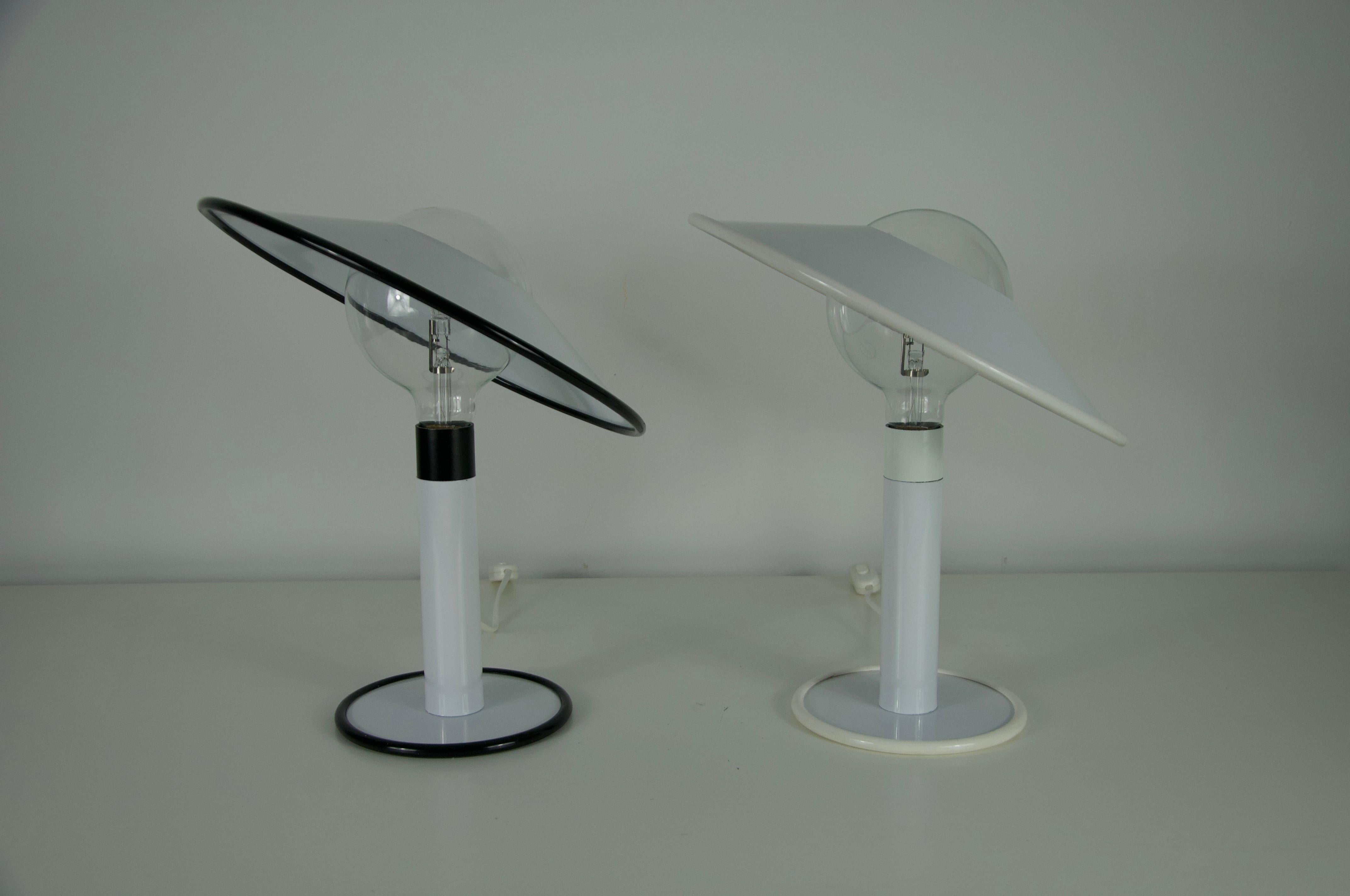 italien Paire de lampes de table noires et blanches, Italie, années 1980 en vente