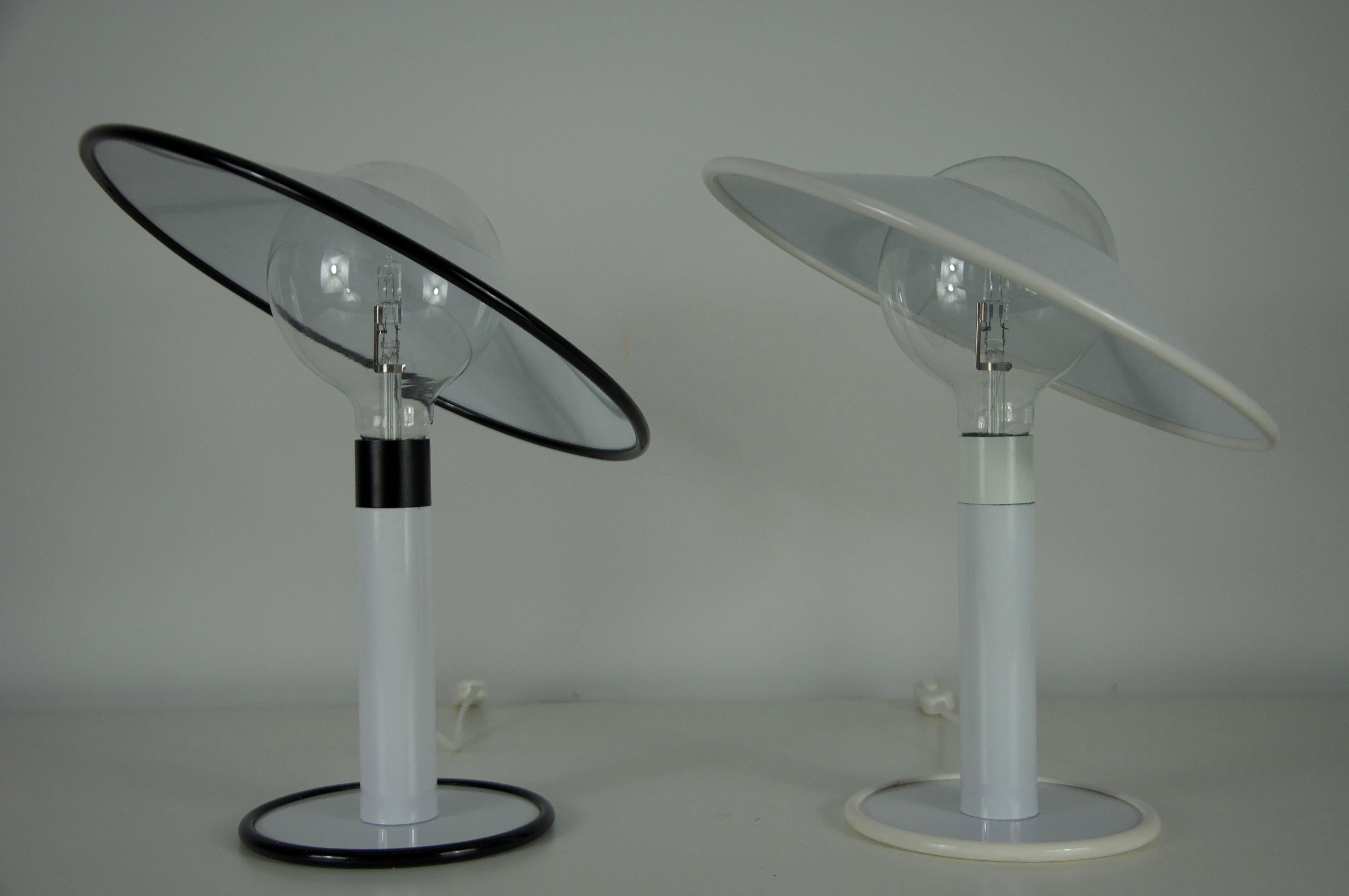 Paire de lampes de table noires et blanches, Italie, années 1980 Bon état - En vente à Hagenbach, DE