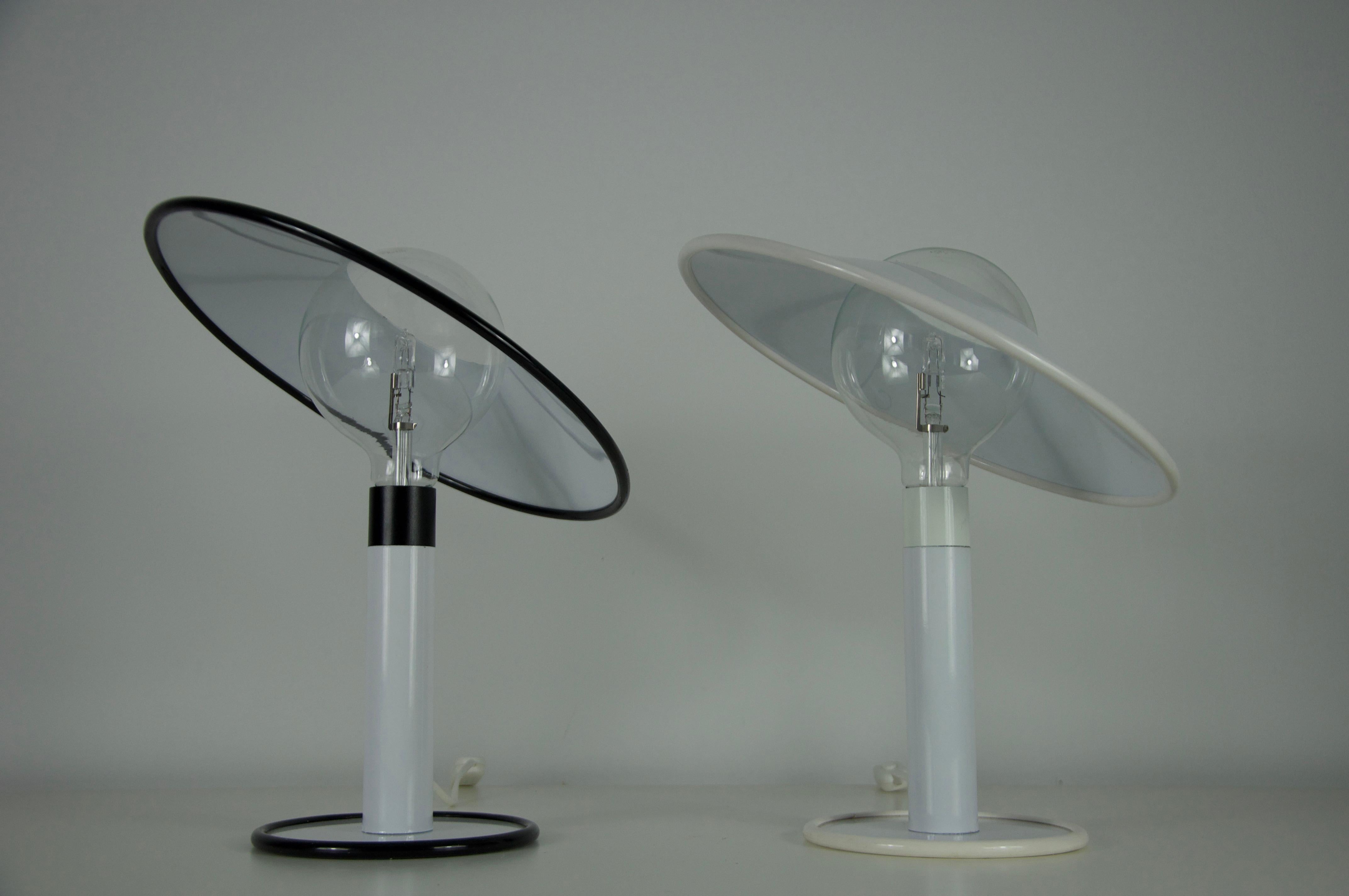 Fin du 20e siècle Paire de lampes de table noires et blanches, Italie, années 1980 en vente