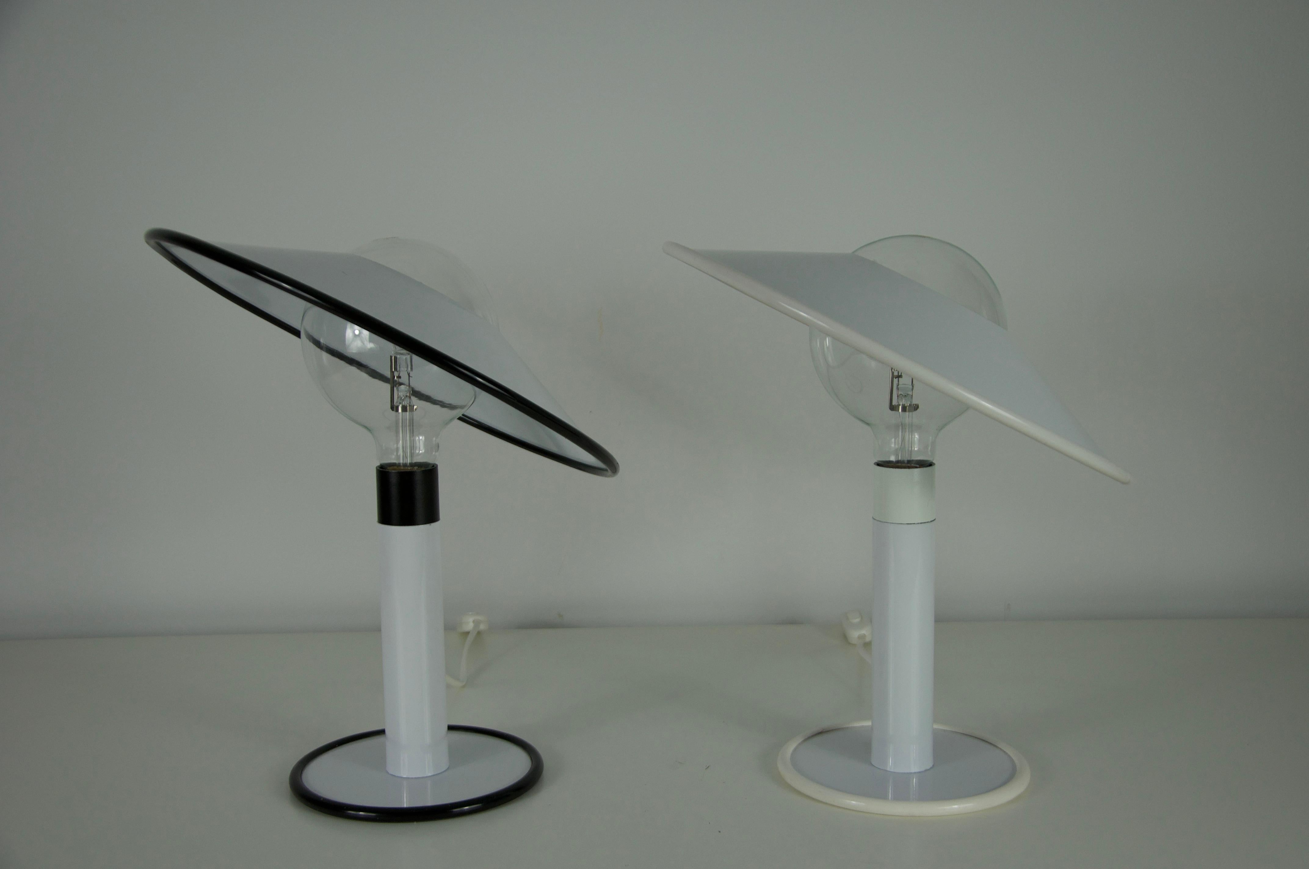 Métal Paire de lampes de table noires et blanches, Italie, années 1980 en vente