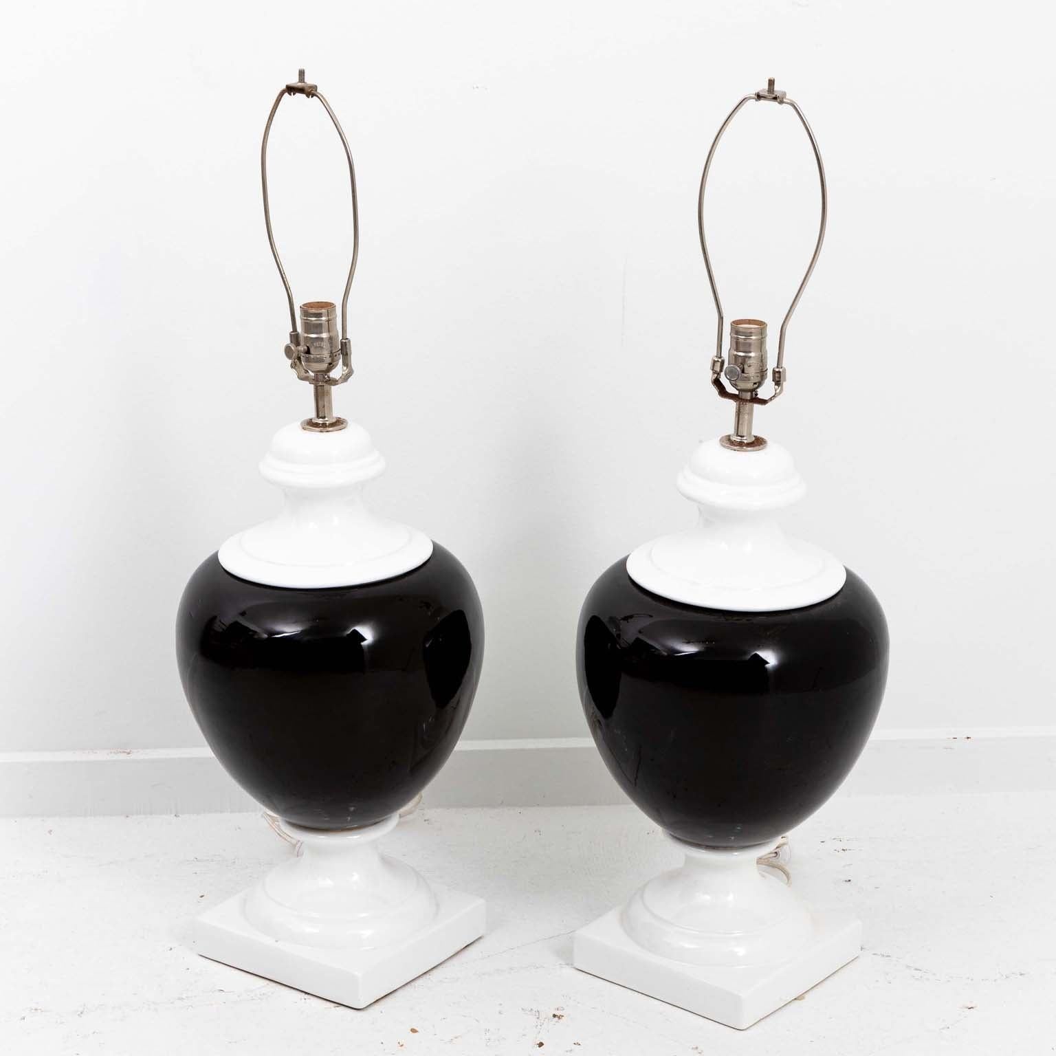 Modern Pair of Black and White Urn Lamps For Sale