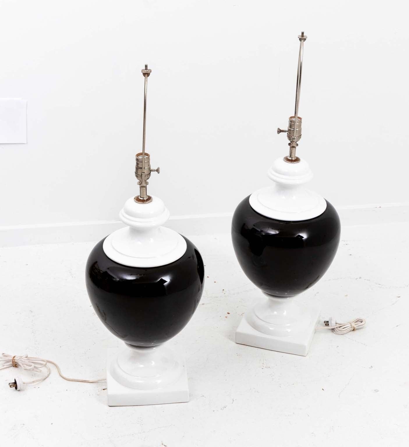 Pair of Black and White Urn Lamps In Good Condition For Sale In Stamford, CT