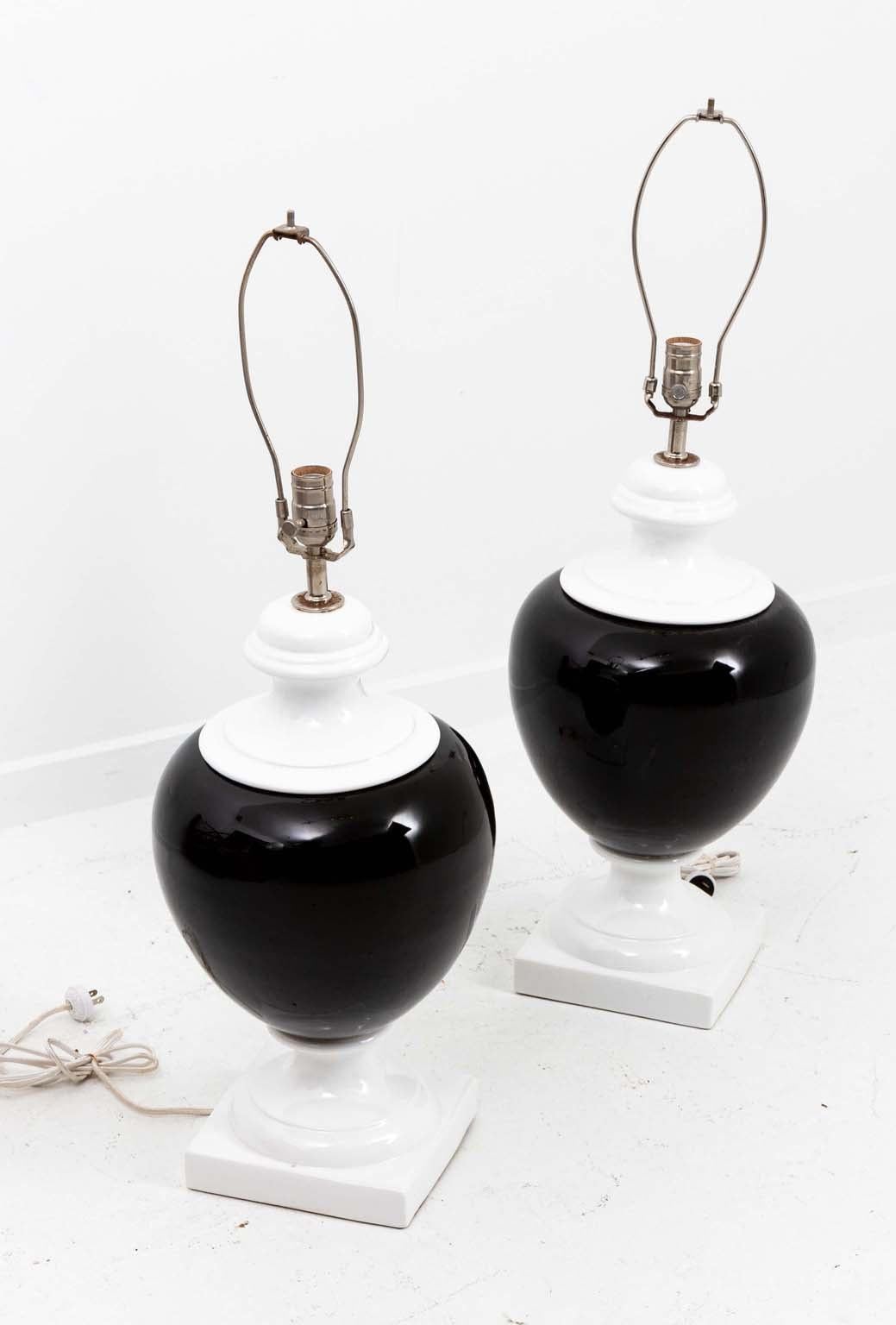 Contemporary Pair of Black and White Urn Lamps For Sale