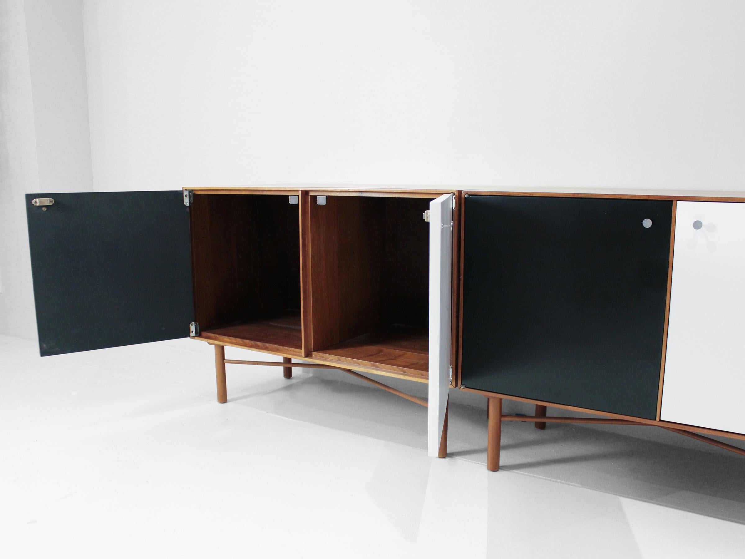 Ces meubles d'appoint vintage en teck noir et blanc de Whitney sont une démonstration intemporelle et magistrale de l'artisanat. W.F. La société Whitney est une marque modeste qui s'appuie sur plus d'un siècle de tradition de fabrication de meubles