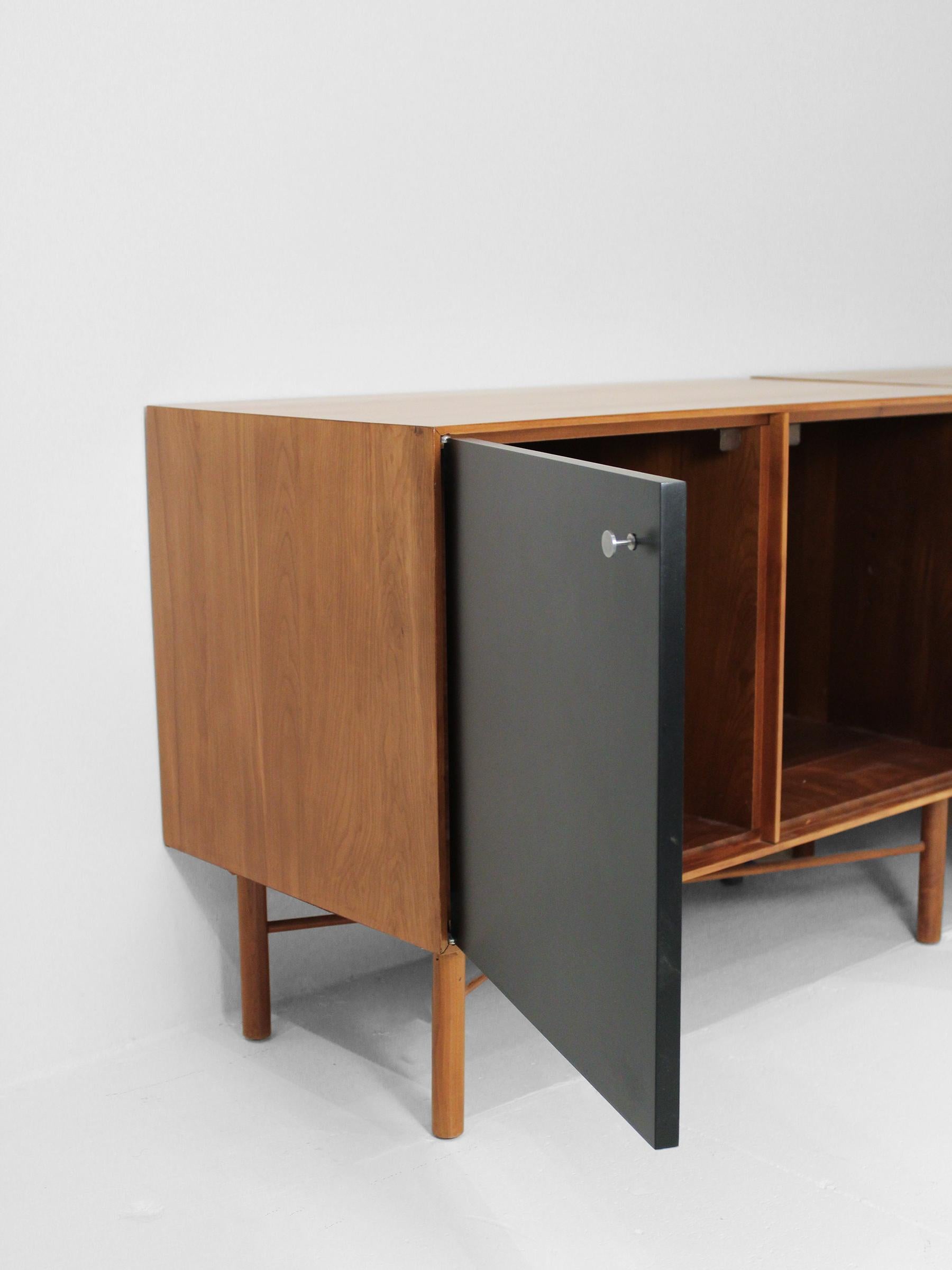 Mid-Century Modern Paire d'armoires Whitney noires et blanches en vente