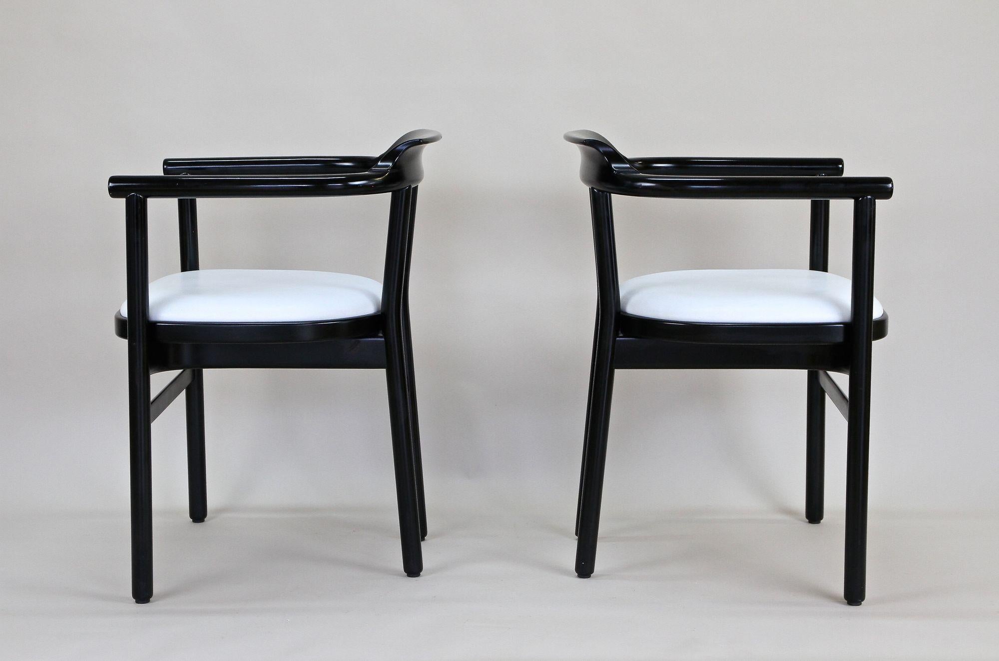 Paar schwarze Sessel mit weißer Lederpolsterung von Thonet, um 1980 im Angebot 4