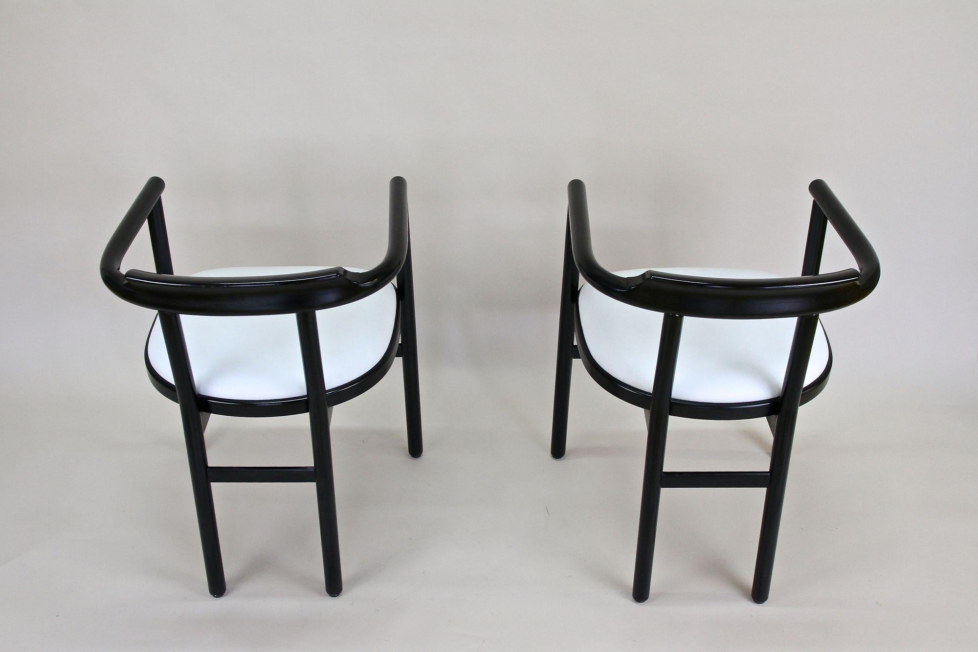 Paar schwarze Sessel mit weißer Lederpolsterung von Thonet, um 1980 im Angebot 5