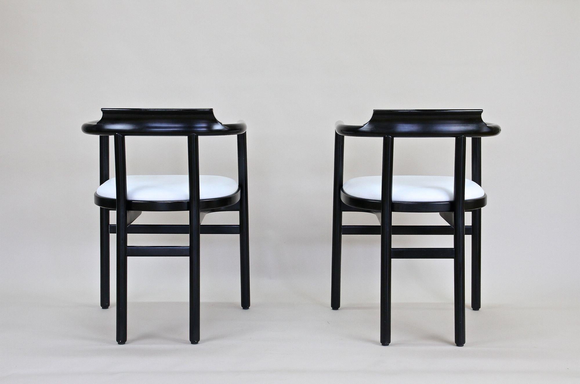 Paar schwarze Sessel mit weißer Lederpolsterung von Thonet, um 1980 im Angebot 6