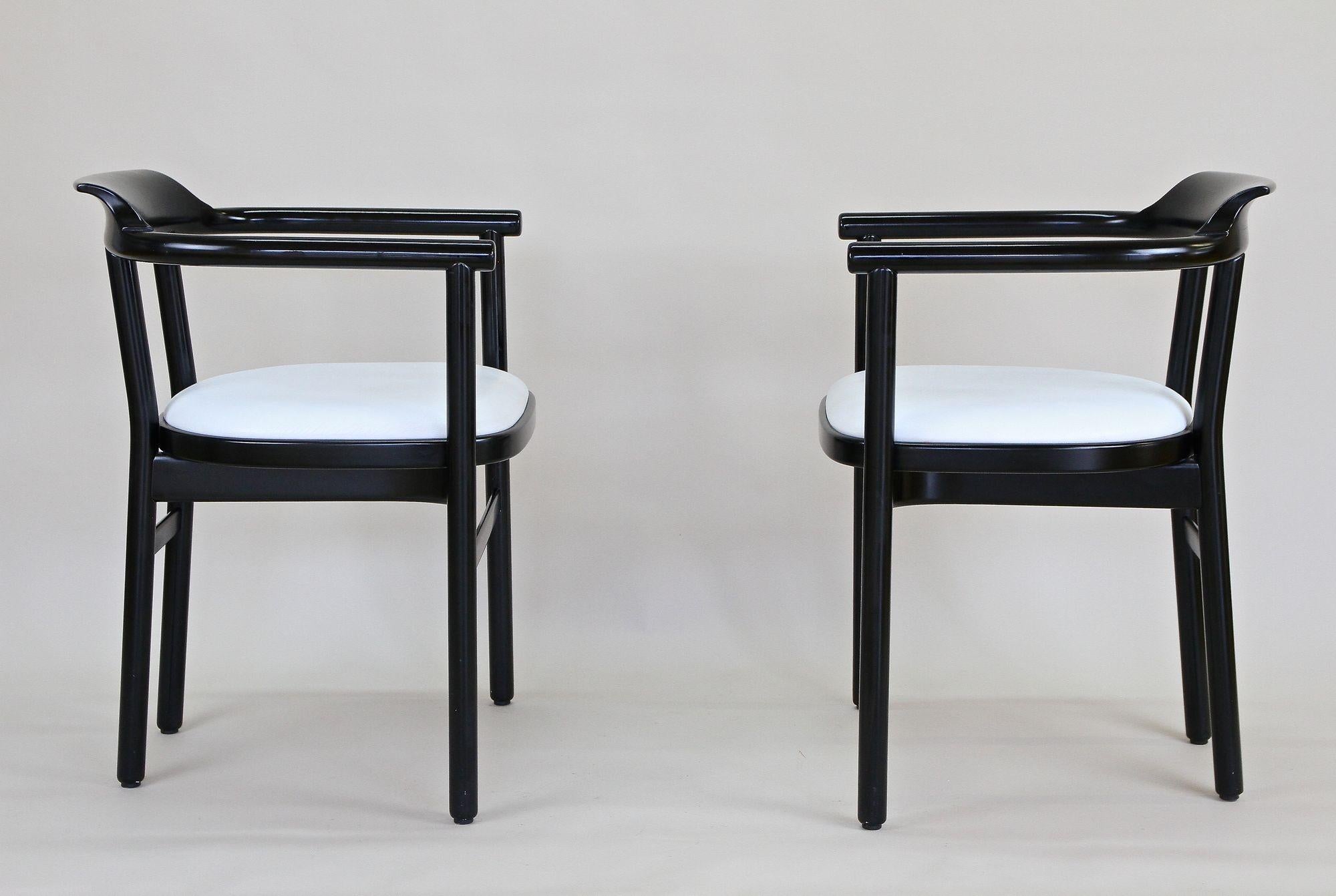 Paar schwarze Sessel mit weißer Lederpolsterung von Thonet, um 1980 im Angebot 8