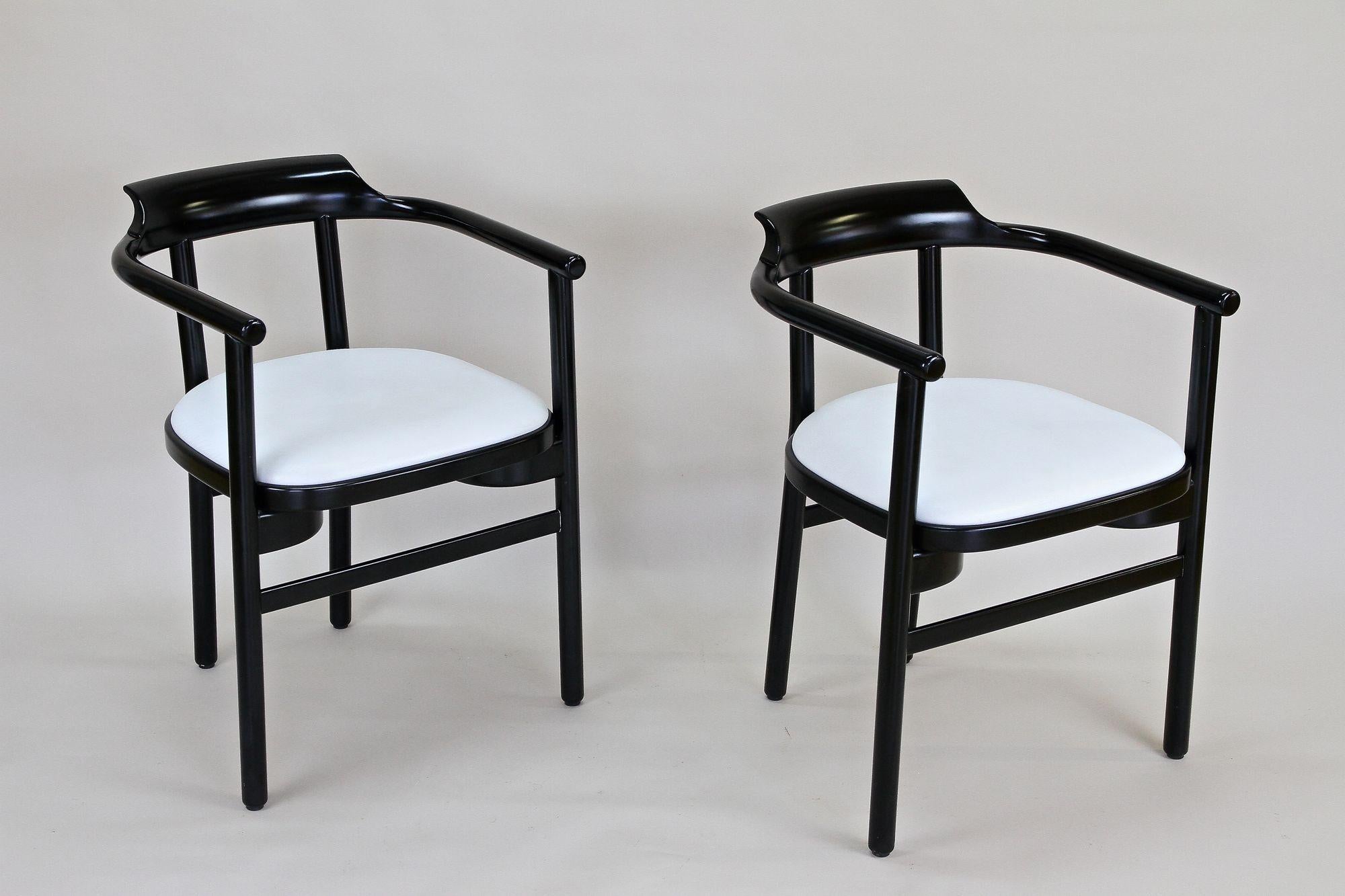 Paar schwarze Sessel mit weißer Lederpolsterung von Thonet, um 1980 im Angebot 10