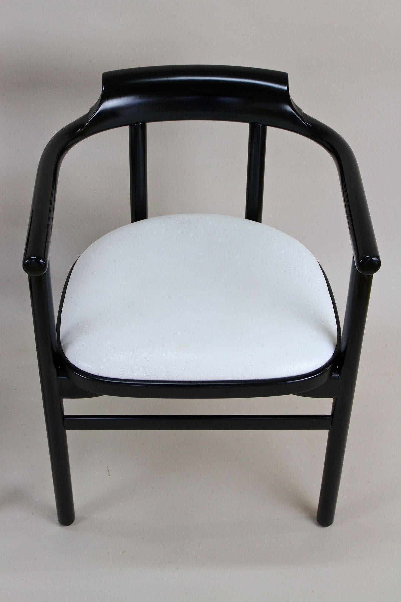 Pair of Black Armchairs with White Leather Upholstery by Thonet, at circa 1980 In Good Condition For Sale In Lichtenberg, AT