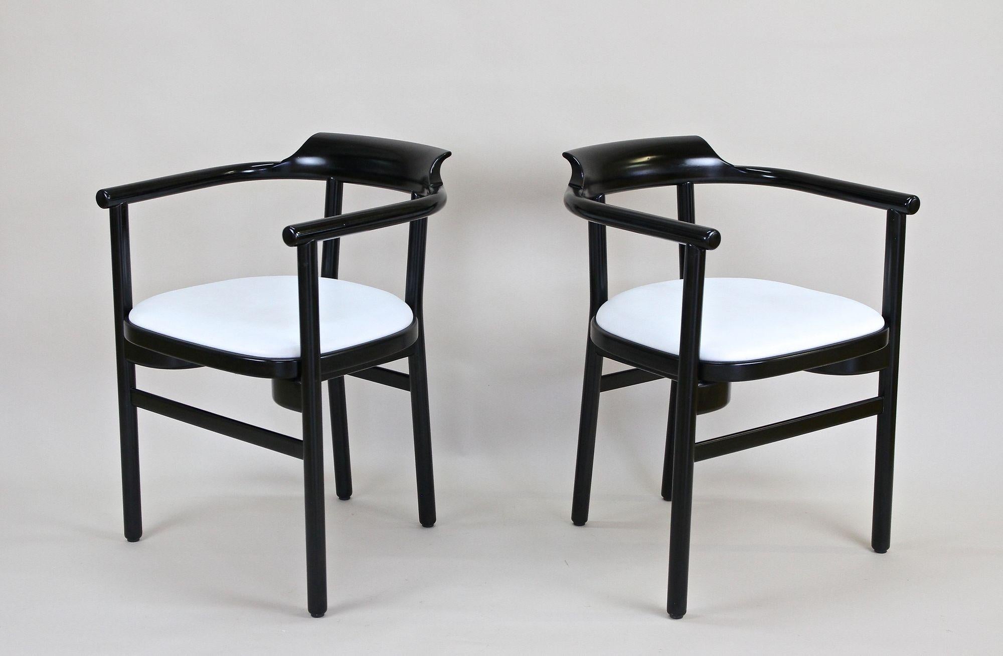 Paar schwarze Sessel mit weißer Lederpolsterung von Thonet, um 1980 im Angebot 2