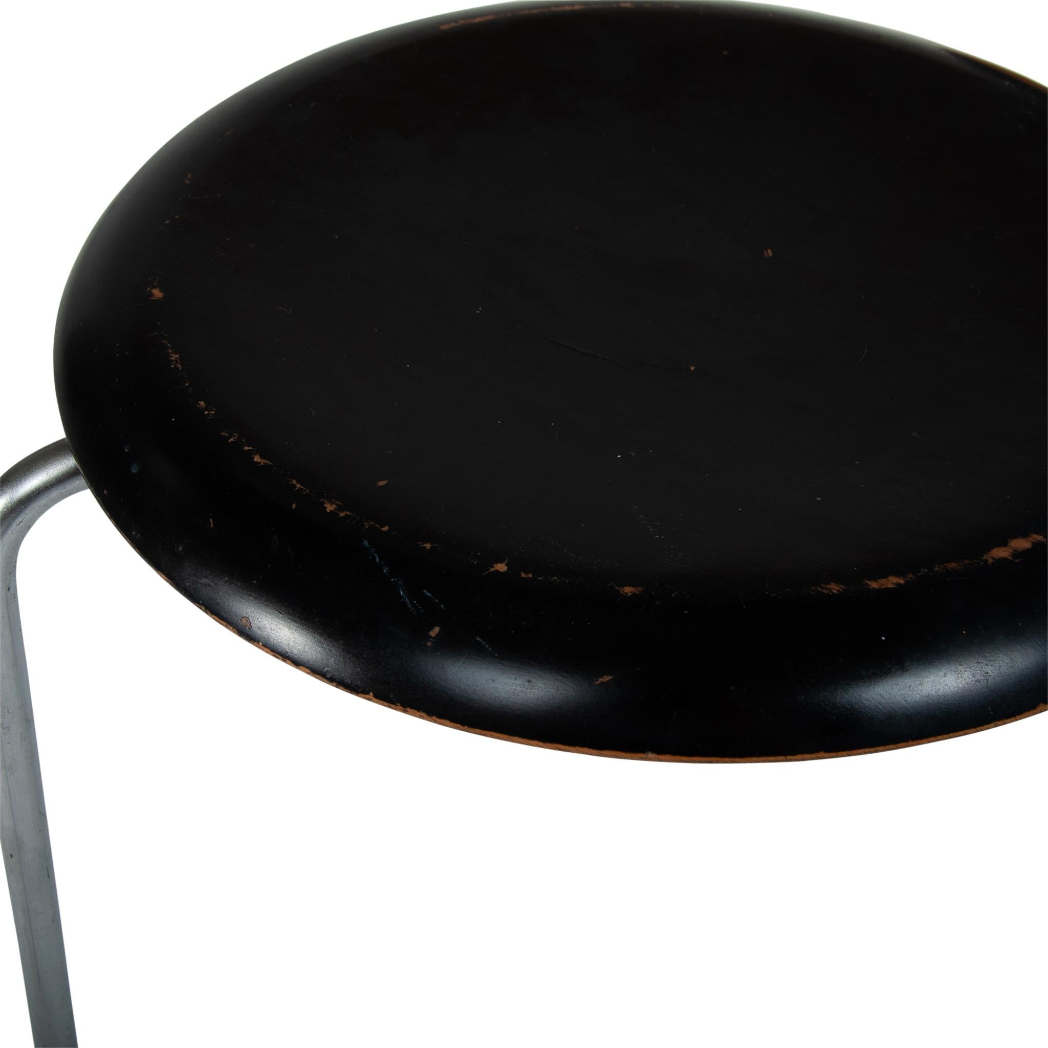 Pair of black Arne Jacobsen Dot tripod Stools Mod. 3107 for Fritz Hansen In Good Condition In Vienna, AT