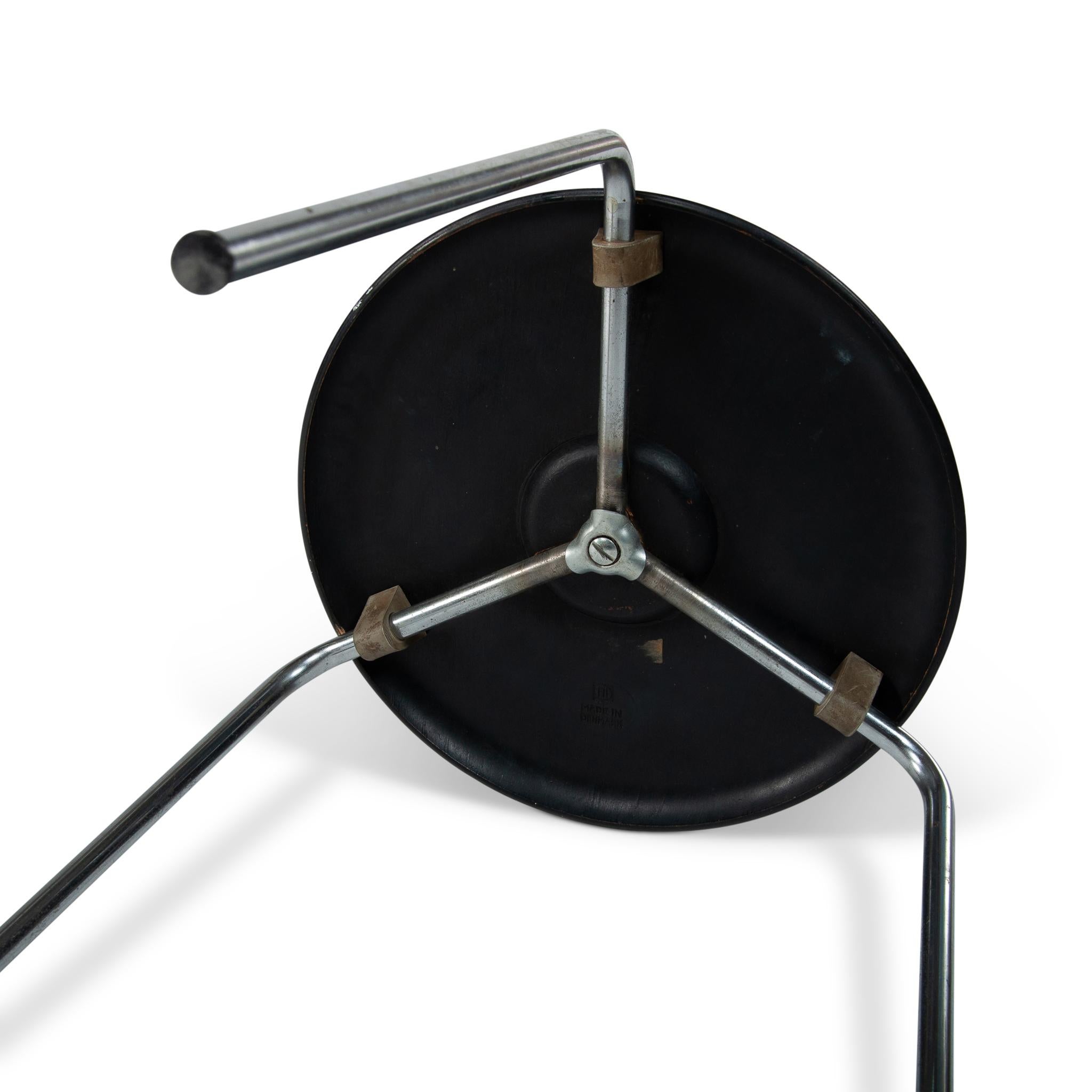 Mid-20th Century Pair of black Arne Jacobsen Dot tripod Stools Mod. 3107 for Fritz Hansen