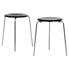 Paire de tabourets tripodes noirs à pois Arne Jacobsen Mod. 3107 pour Fritz Hansen