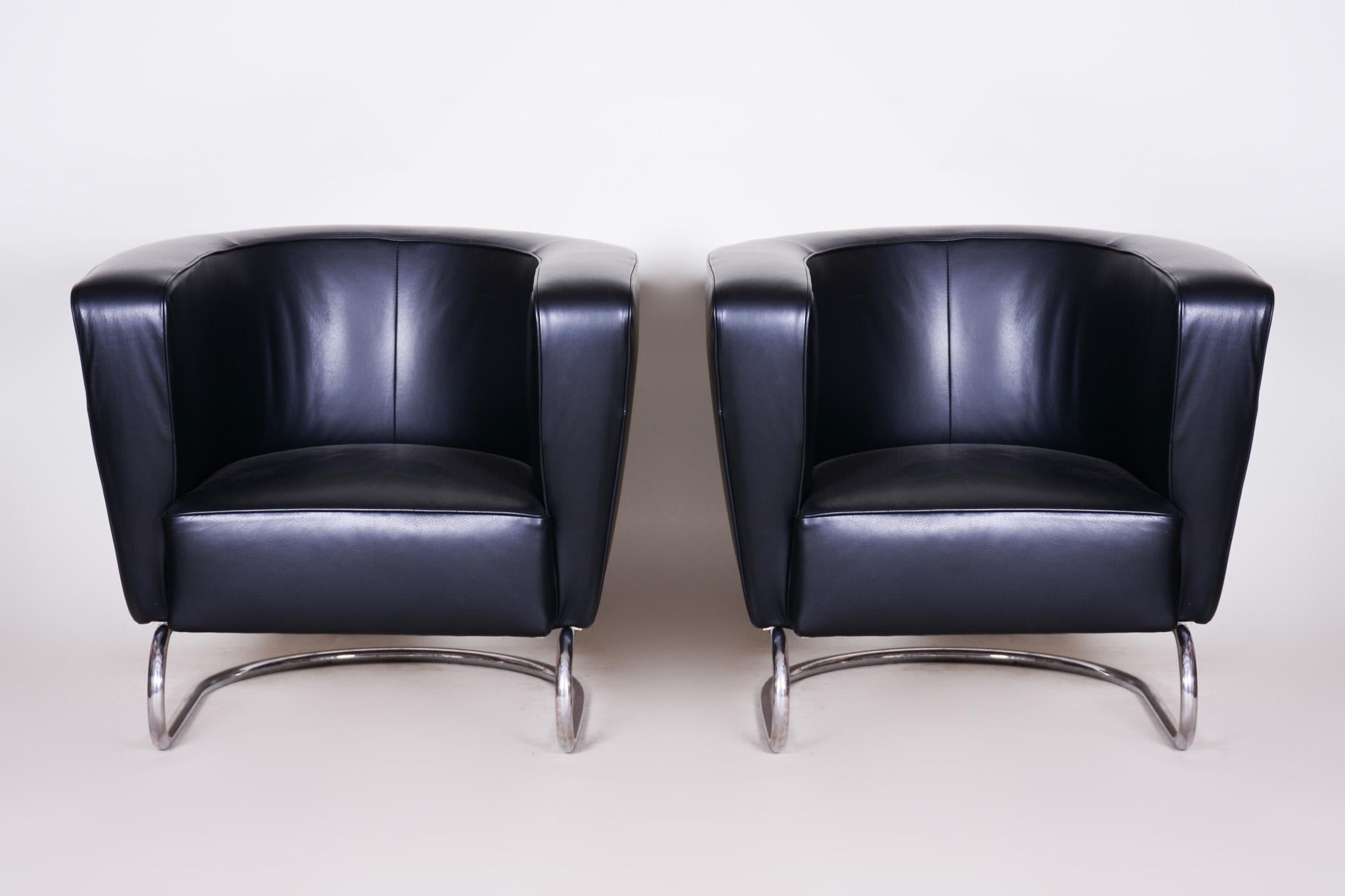 Paire de fauteuils Art Déco.
Fabrication United Arts & Crafts. Conçu par Jindřich Halabala.
Matériau : Acier chromé et cuir de haute qualité.
  
