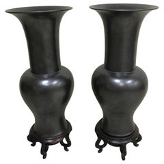 Paire de vases de temple en basalte noir sur pied en bois