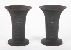 Paire de vases texturés en basalte noir de Wedgwood avec têtes de béliers
