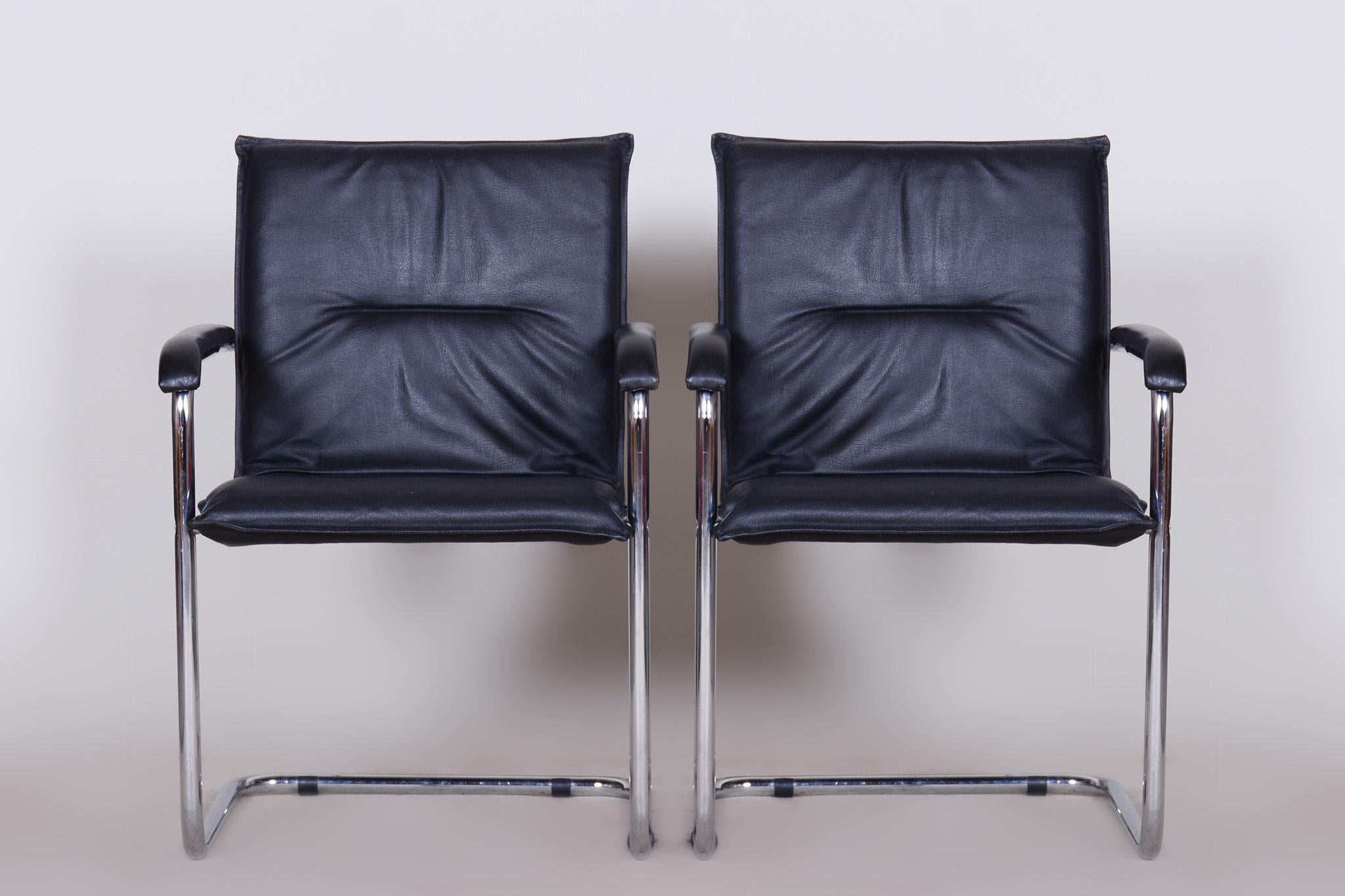 Pair of black bauhaus chairs, artificial leather.

Period: 1970-1979.
Source: Germany.
Material: artificial leather, chrome-plated steel.

Well-preserved original condition.
Chrome and leather are professionally cleaned.