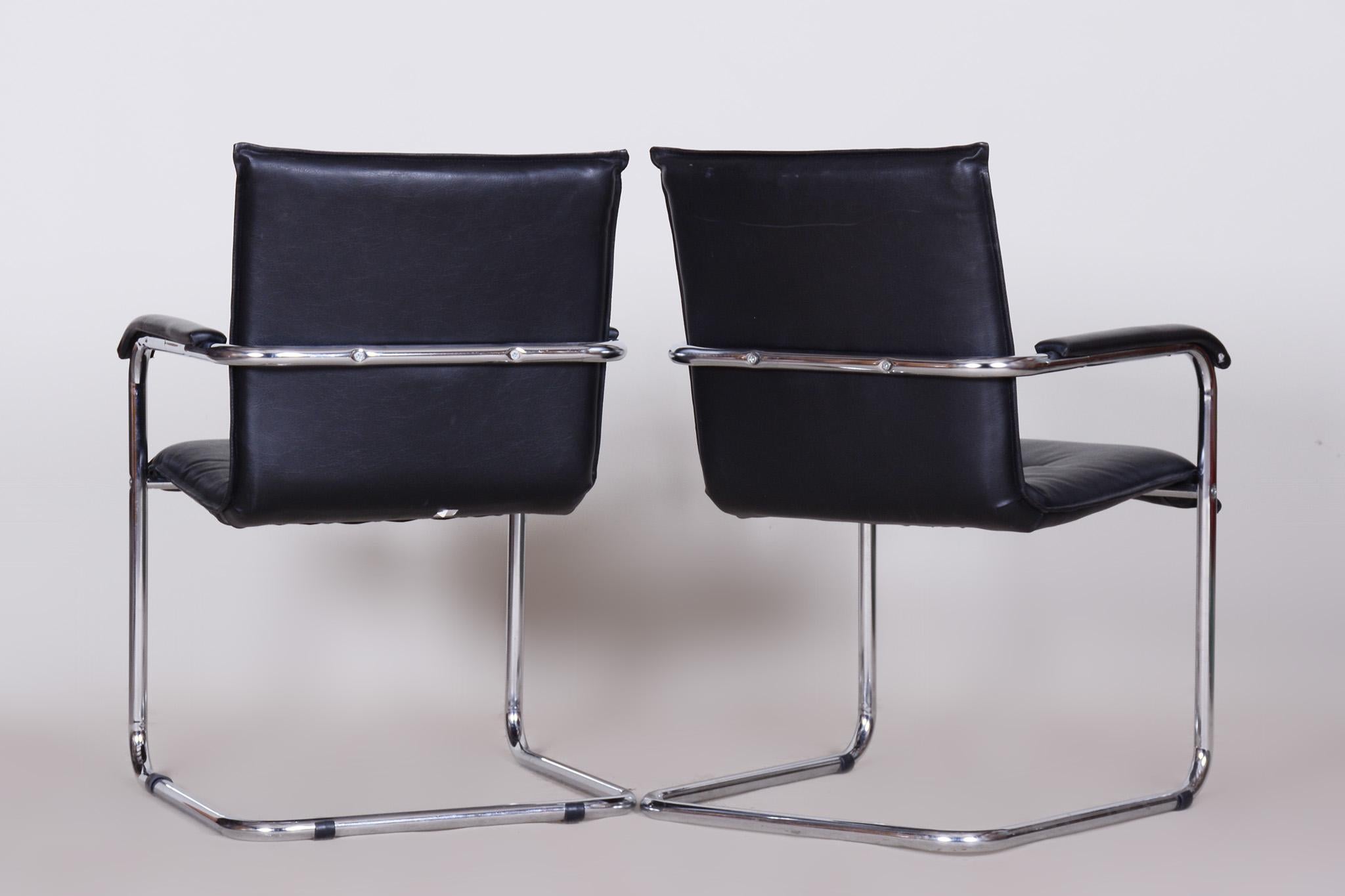 Paire de chaises Bauhaus noires en cuir artificiel, années 1970, Allemagne Bon état - En vente à Horomerice, CZ