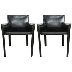 Paire de fauteuils en cuir noir cousu brésilien par de Couro du Brésil