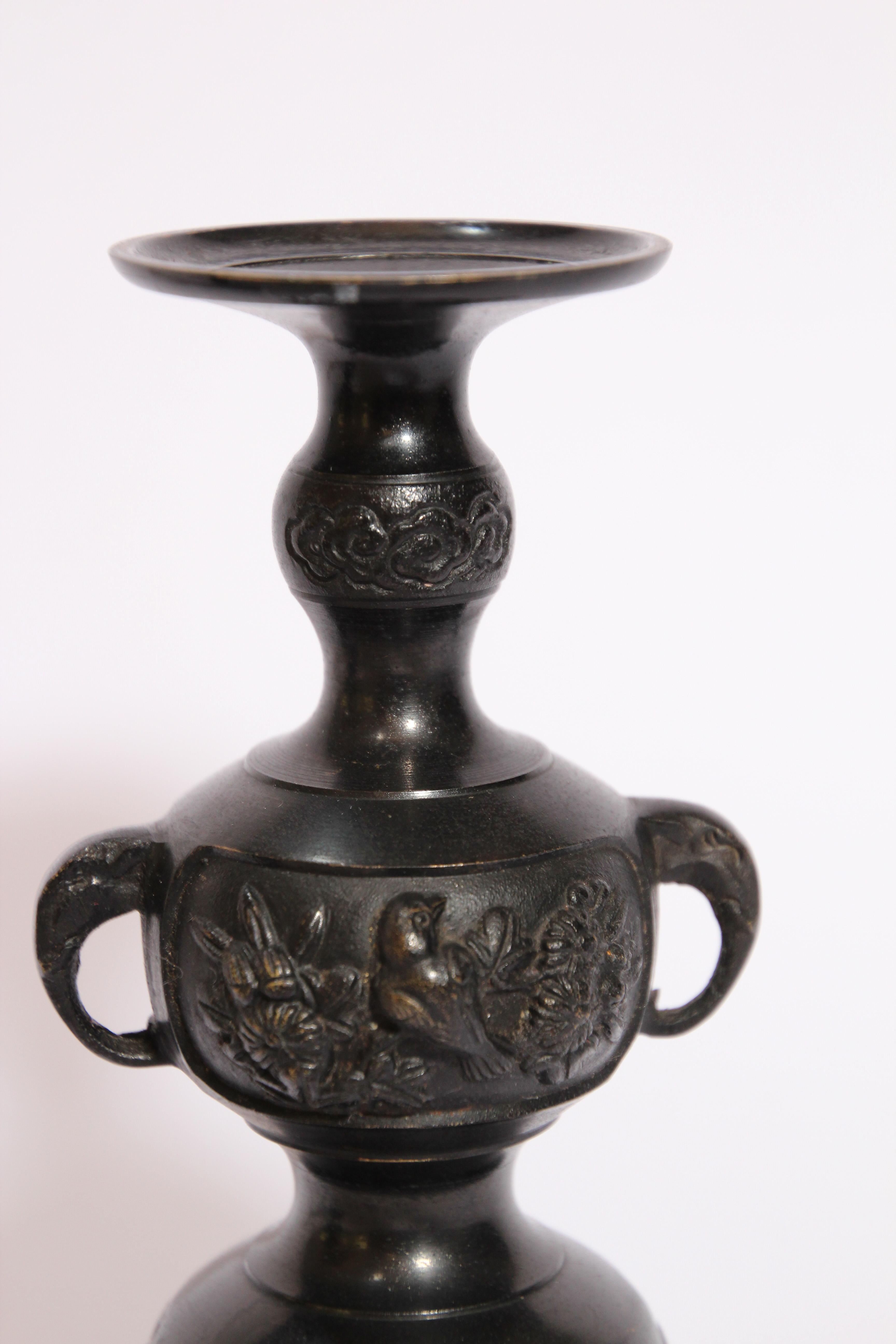 Coppia di portacandele giapponesi in bronzo nero bruciaincenso in vendita 2