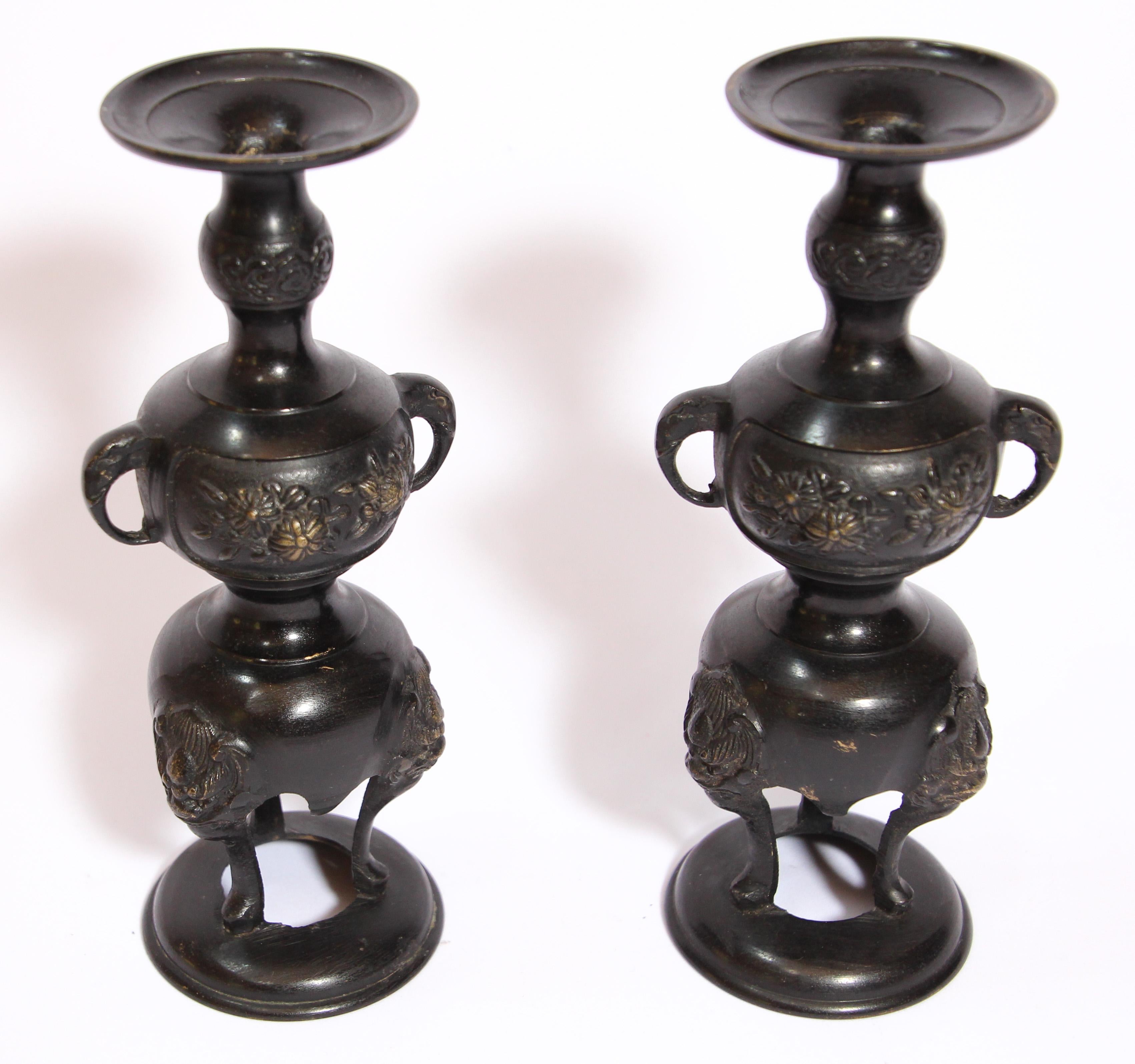 Meiji Paire de bougeoirs japonais en bronze noir Brûleur d'encens en vente