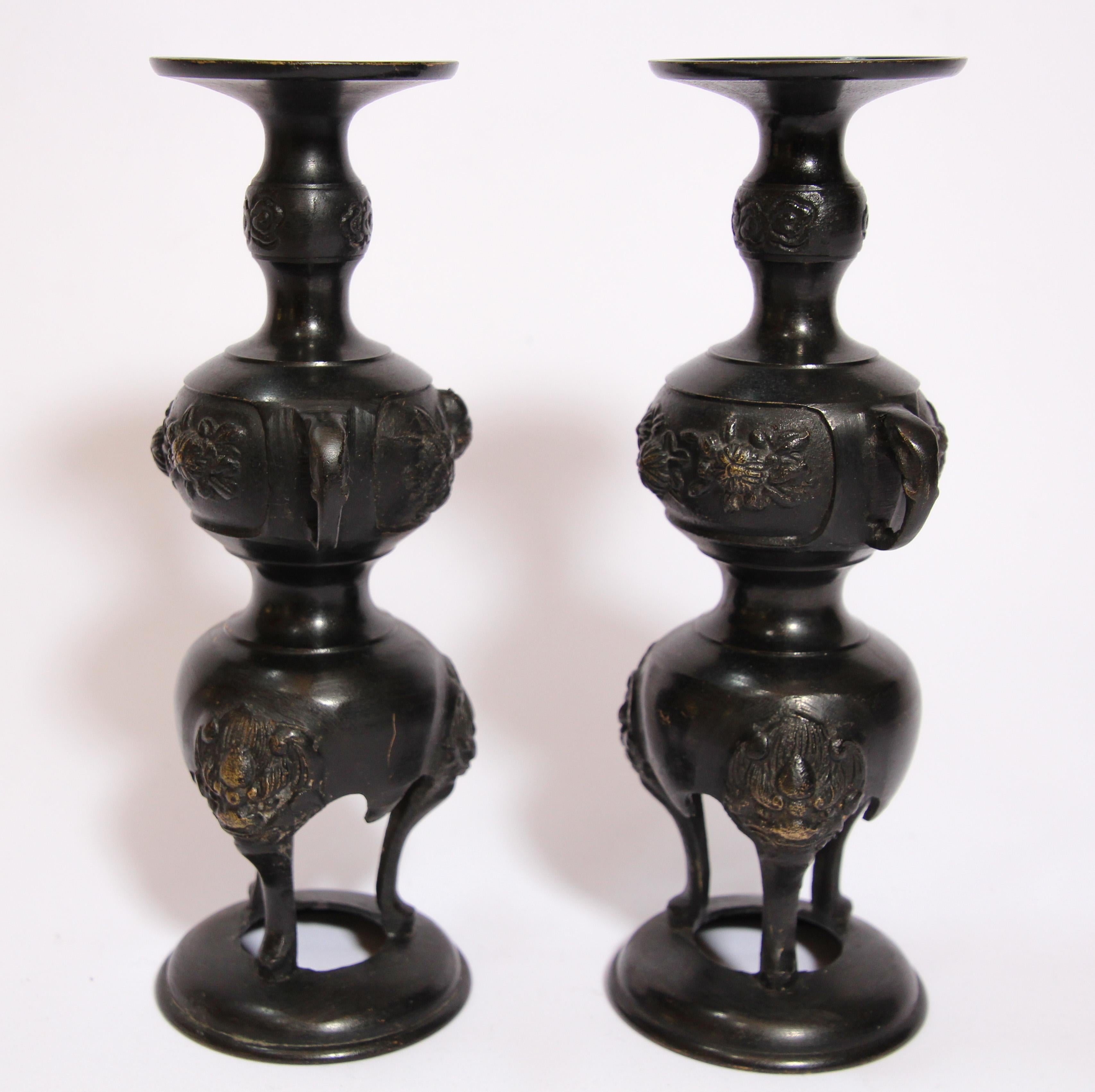 Japonais Paire de bougeoirs japonais en bronze noir Brûleur d'encens en vente