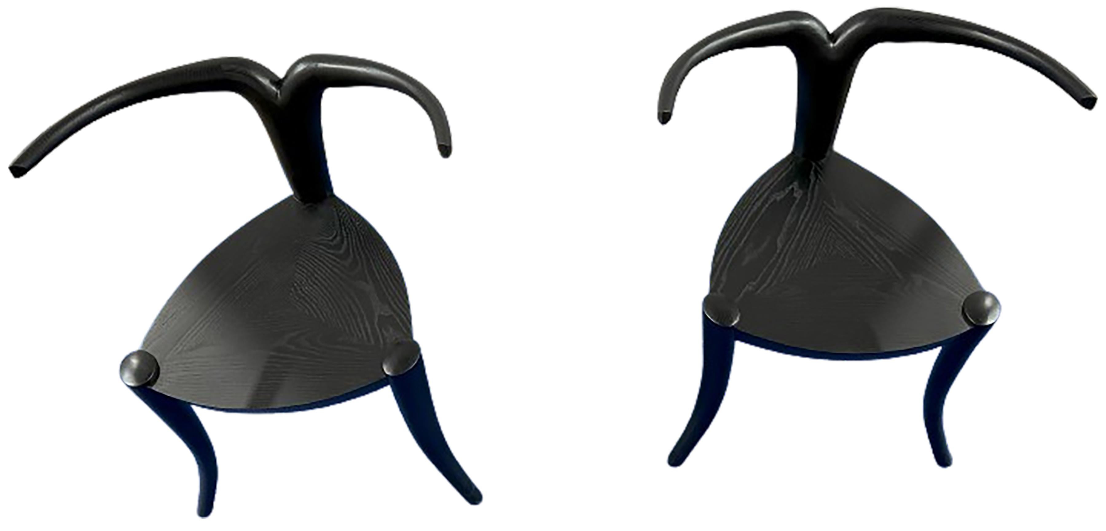 Ein hübsches Paar Stühle im Stil von Nyala. Die Stühle, die diesem Design zugrunde liegen, wurden ursprünglich von der scheuen Nyala-Antilope aus den Bale-Bergen in Ostafrika inspiriert. Diese Stühle sind oft aus Mahagoni oder Nussbaum geschnitzt