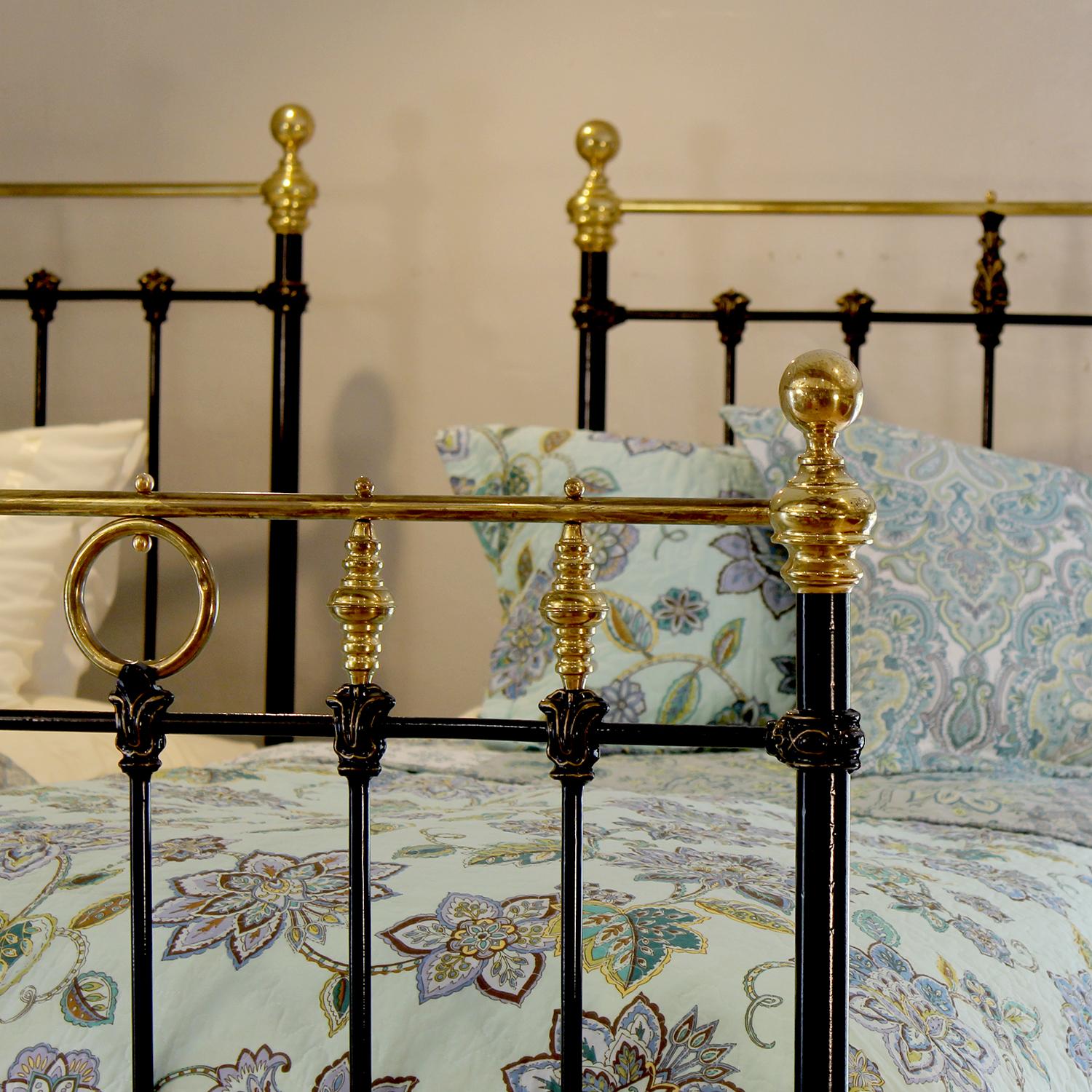Victorian Pair of Black Cast Iron Antique Beds in Black circa 1890 MP69 For Sale