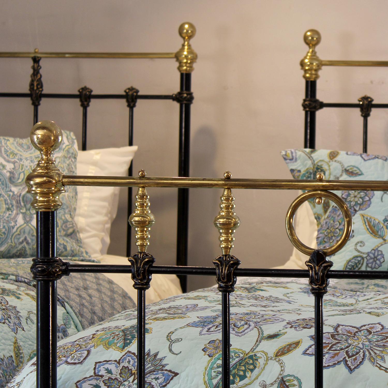 Pair of Black Cast Iron Antique Beds in Black circa 1890 MP69 In Excellent Condition For Sale In Wrexham, GB