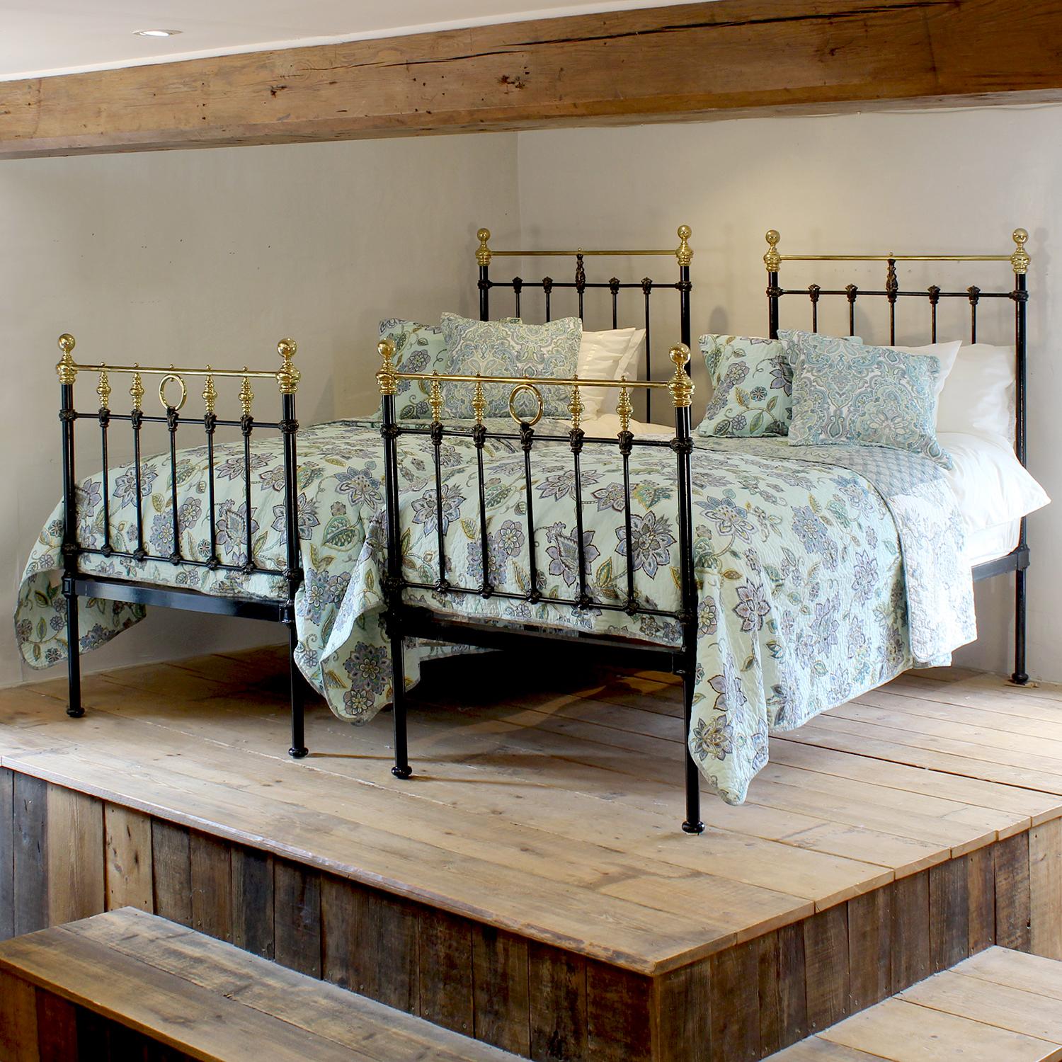 Pair of Black Cast Iron Antique Beds in Black circa 1890 MP69 For Sale 3