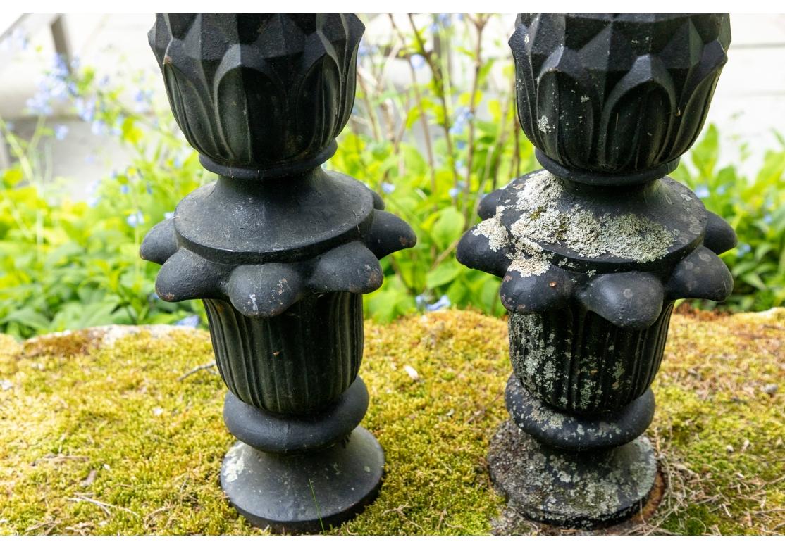 Paire de sculptures de jardin ananas en fonte noire 4