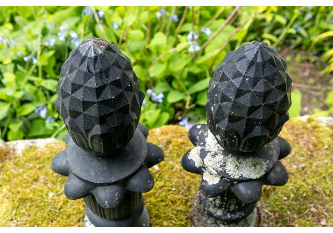Industriel Paire de sculptures de jardin ananas en fonte noire