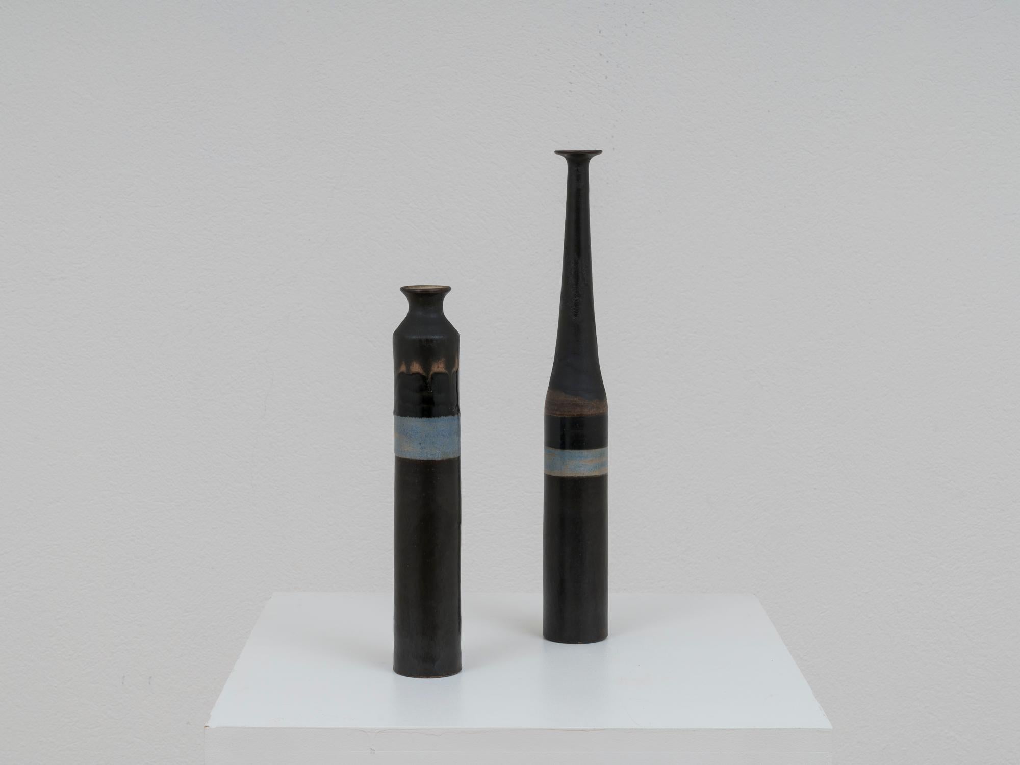 Ces magnifiques bouteilles en céramique sont une œuvre du maître céramiste italien Bruno Gambone, réalisée dans les années 1970. Ils présentent un décor noir rare, mat avec des détails brillants, avec des détails azur et marron, se présentant comme