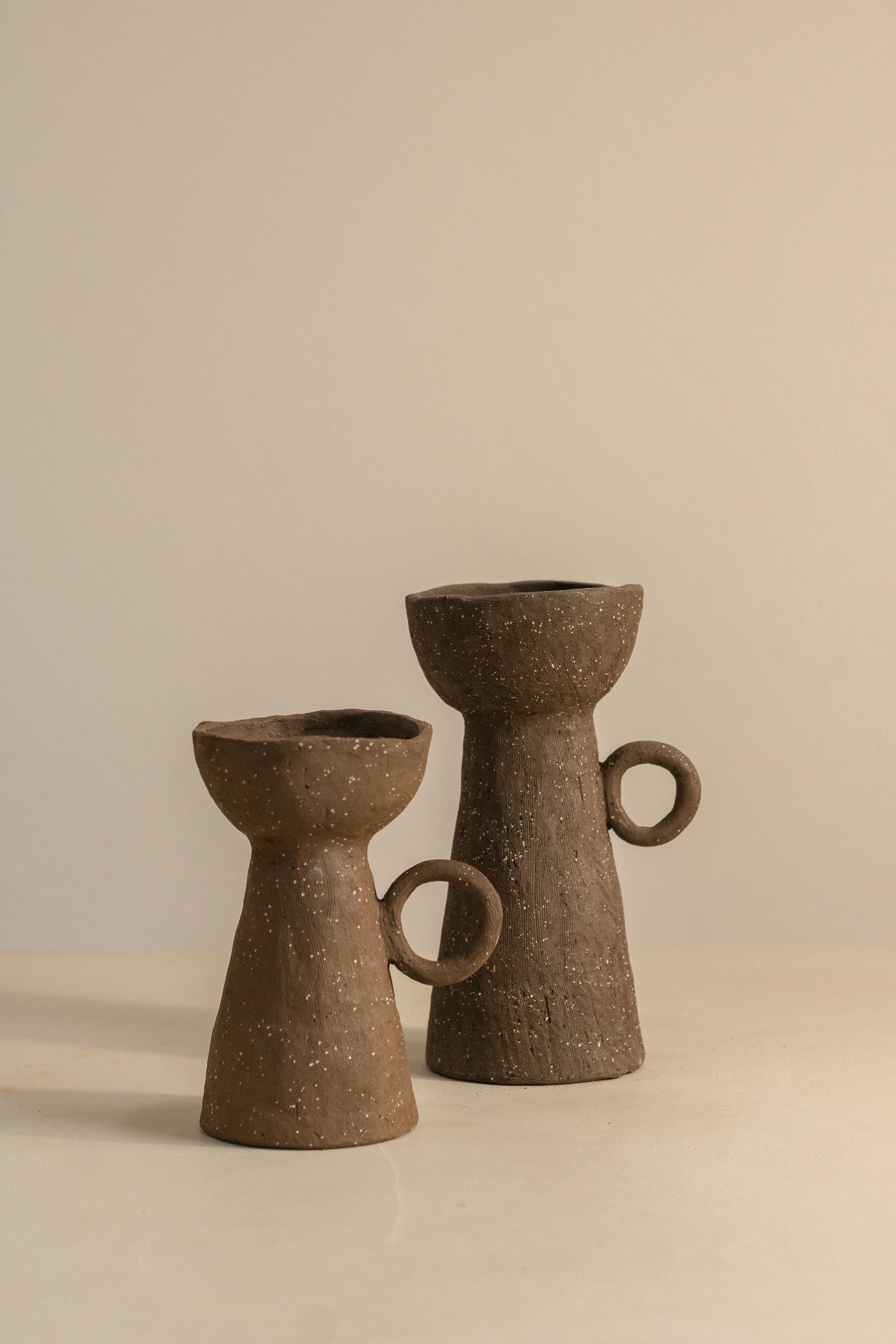 This pair of candleholder is part of the brutalism series and brings aesthetic references to the homonymous movement of modern architecture that emphasized the 
