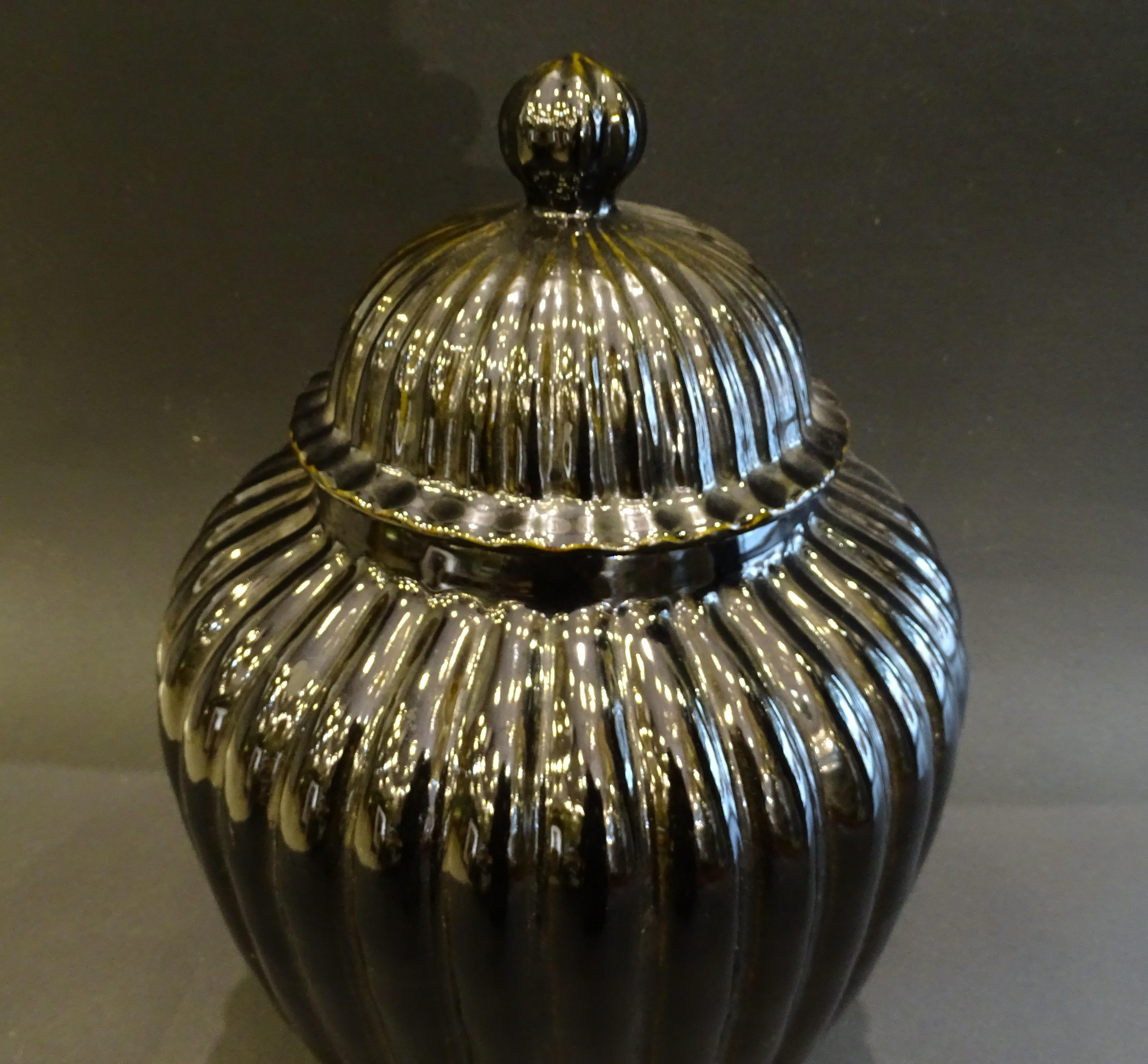 Paire de vases italiens en céramique noire, Bucaros, centres de table Bon état - En vente à Valladolid, ES