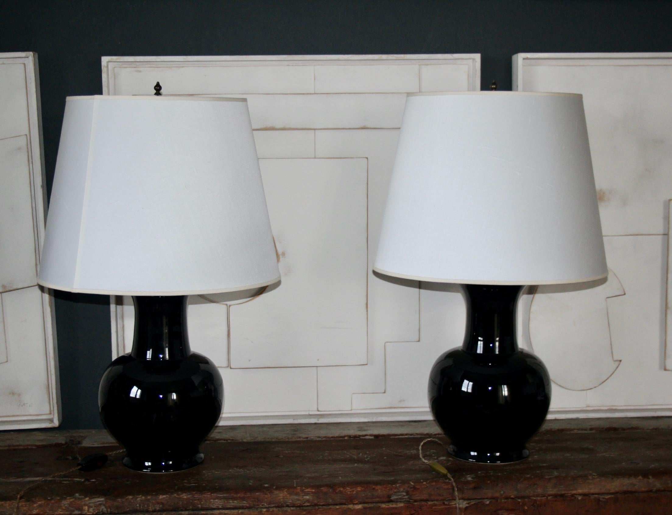 Paire de lampes de table en céramique noire en vente 7