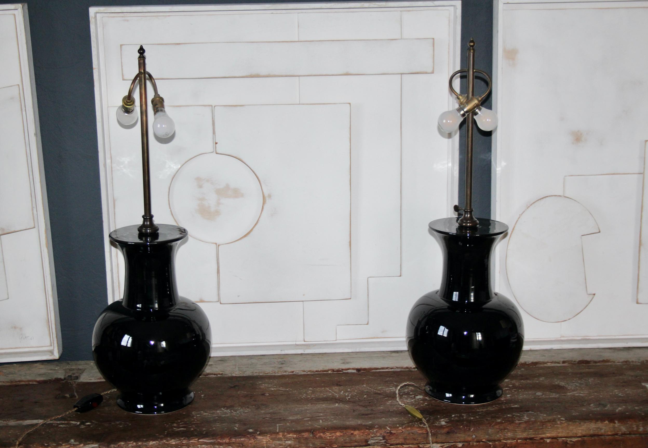 Paire de lampes de table noires en céramique un peu abîmées sur le dessus voir photo dimensions sans abat-jour H 74 Diam 27 cm
