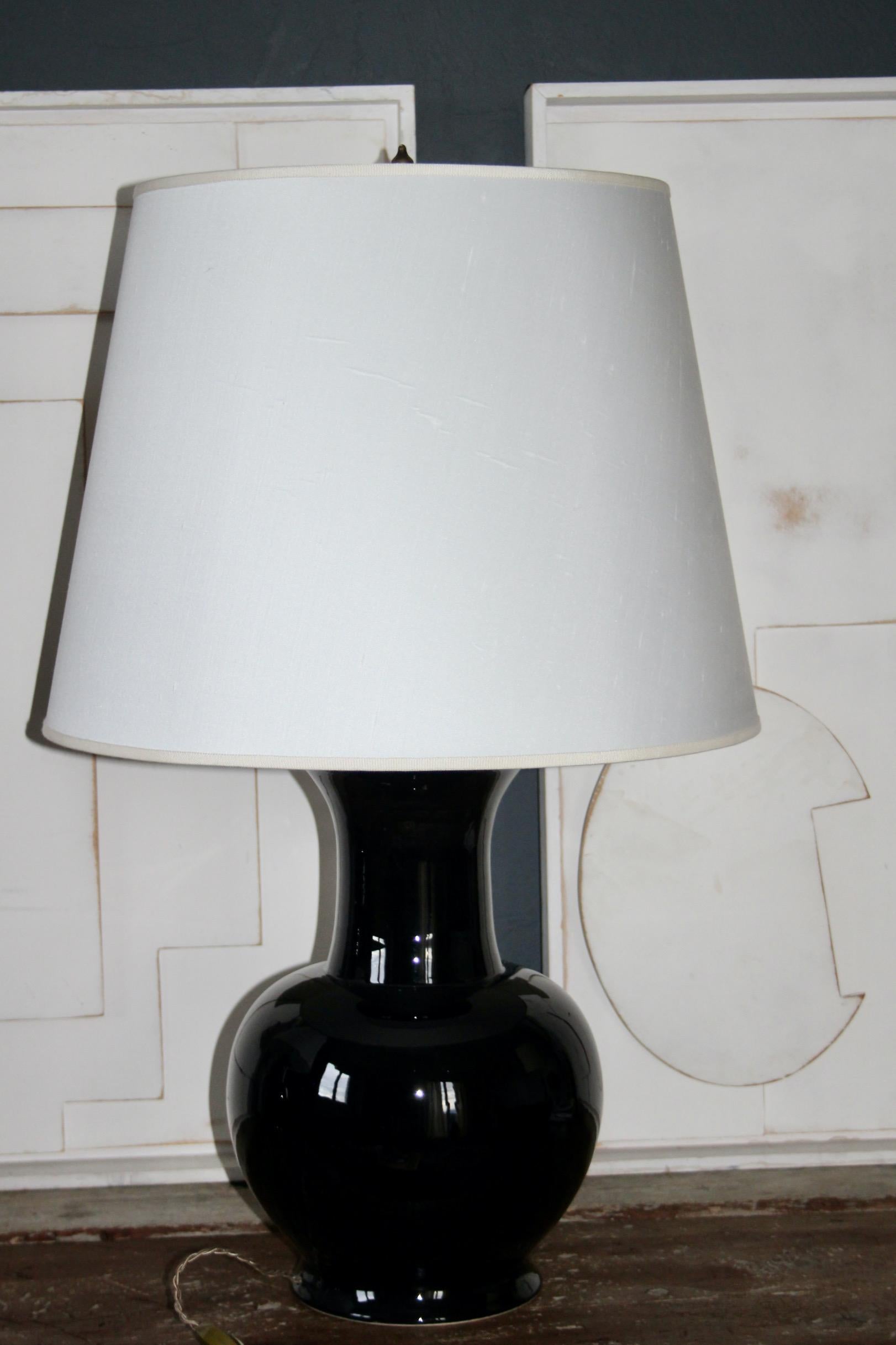 Européen Paire de lampes de table en céramique noire en vente