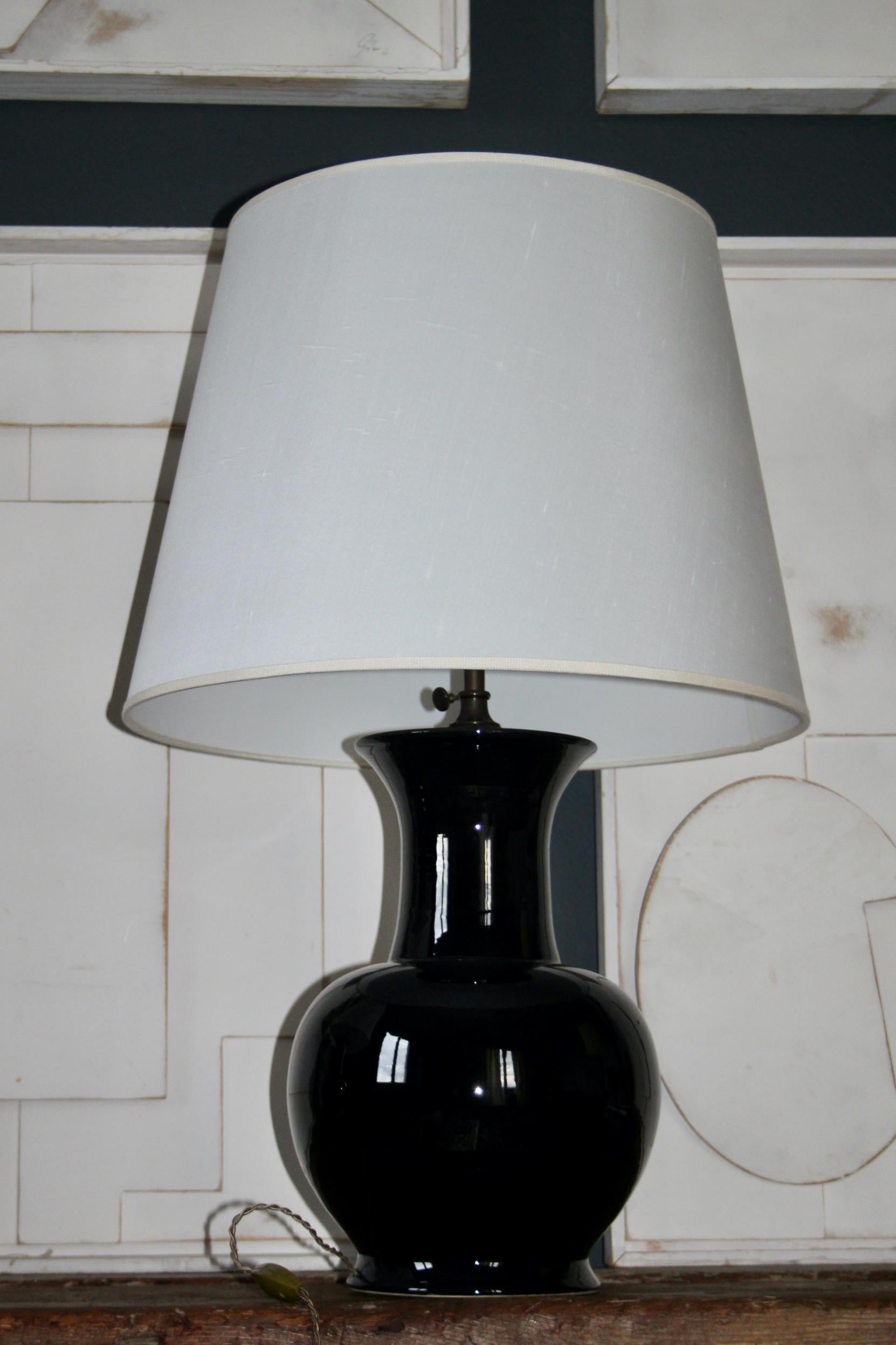 Laiton Paire de lampes de table en céramique noire en vente
