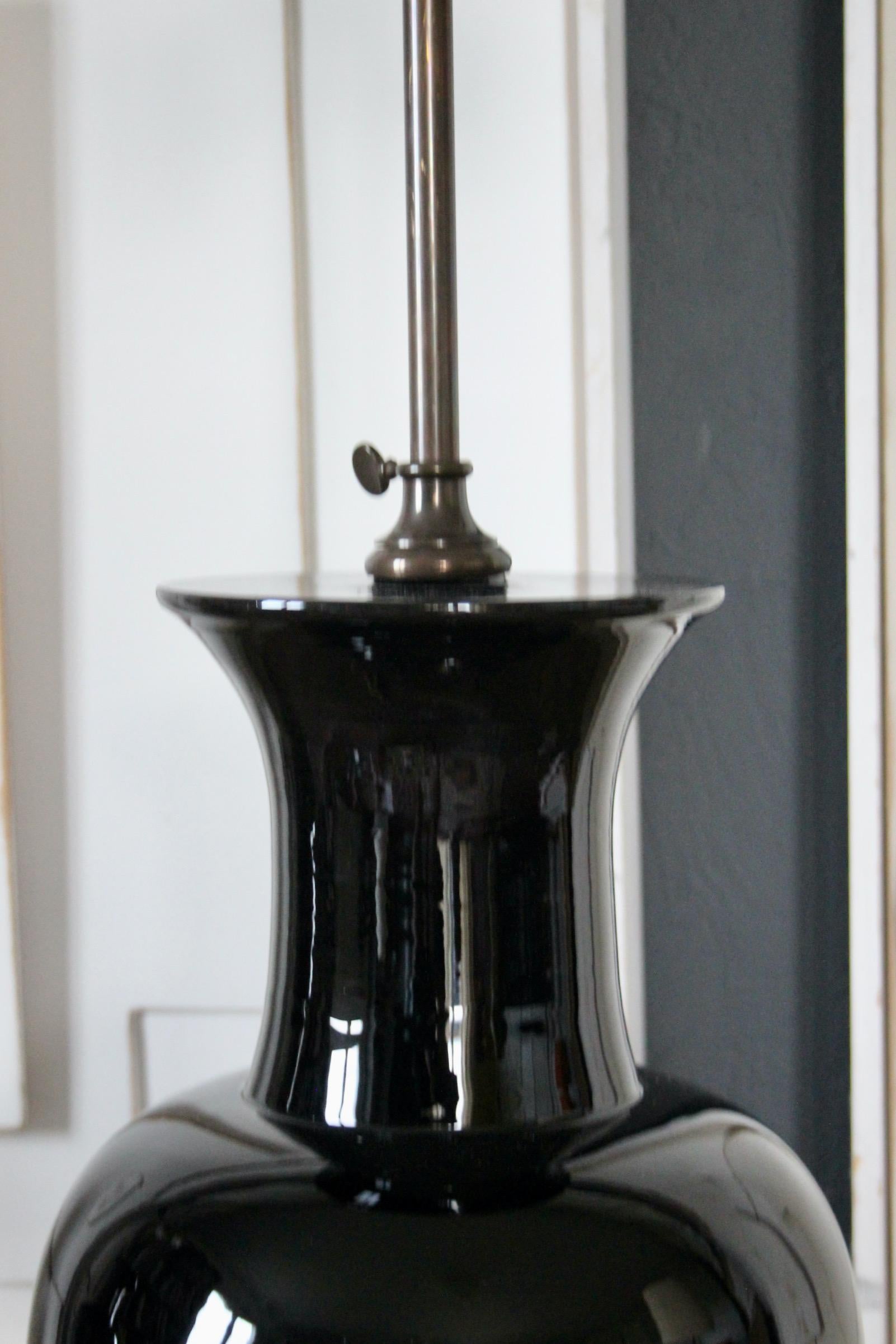 Paire de lampes de table en céramique noire en vente 1
