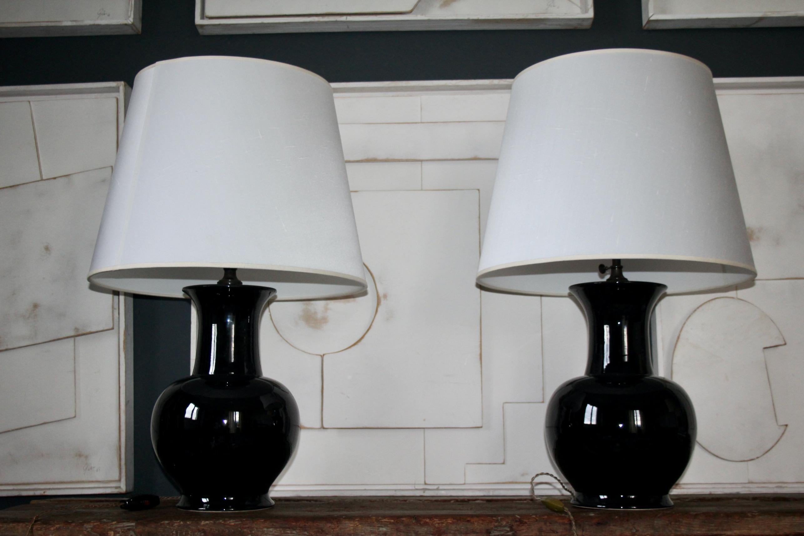 Paire de lampes de table en céramique noire en vente 2