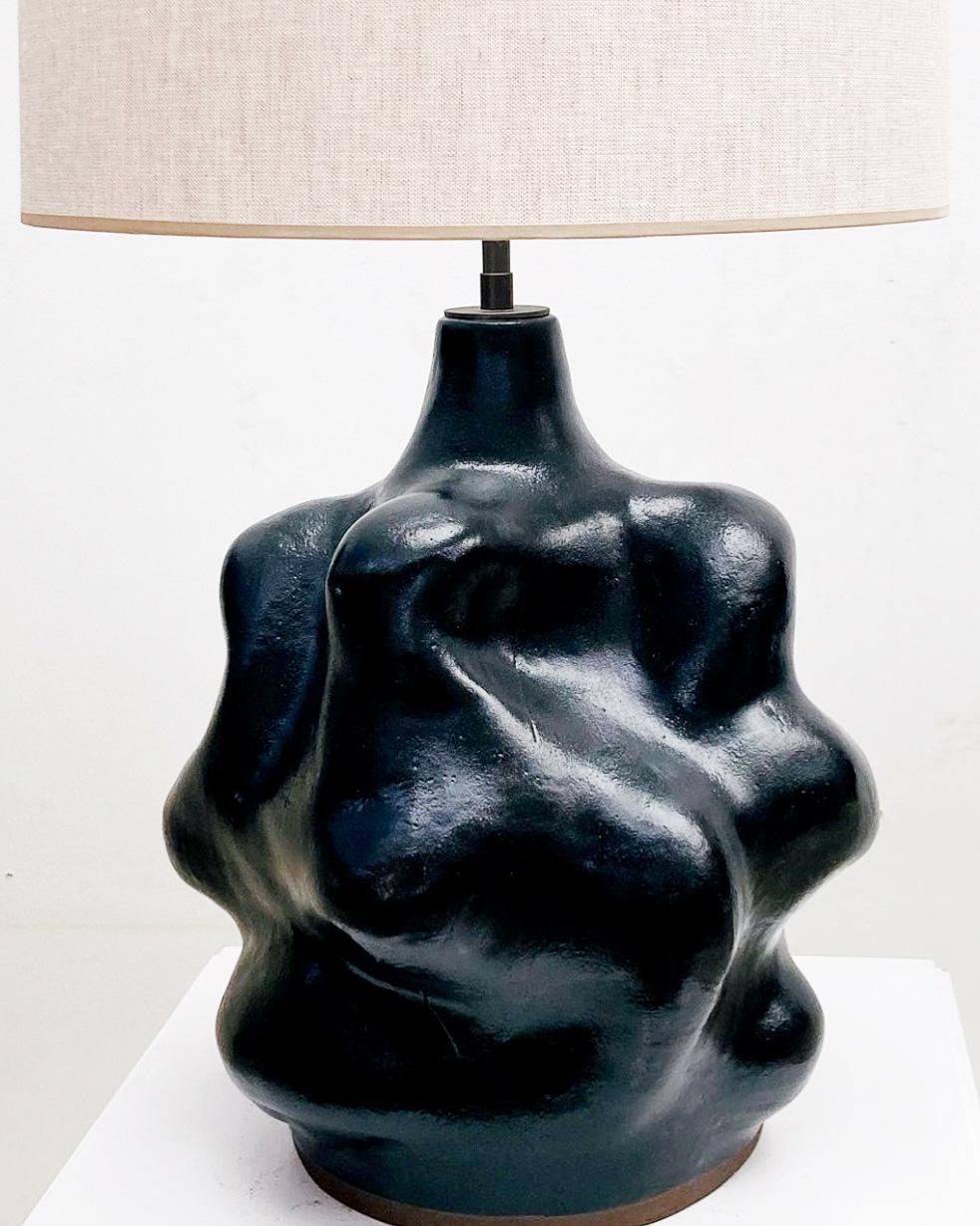 Belga Coppia di lampade da tavolo in ceramica nera di Aliette Vliers, Belgio in vendita