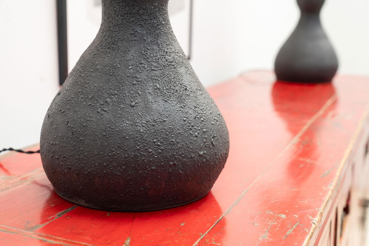 Paire de lampes de table en céramique noire d'Alice Vliers, Belgique en vente 3